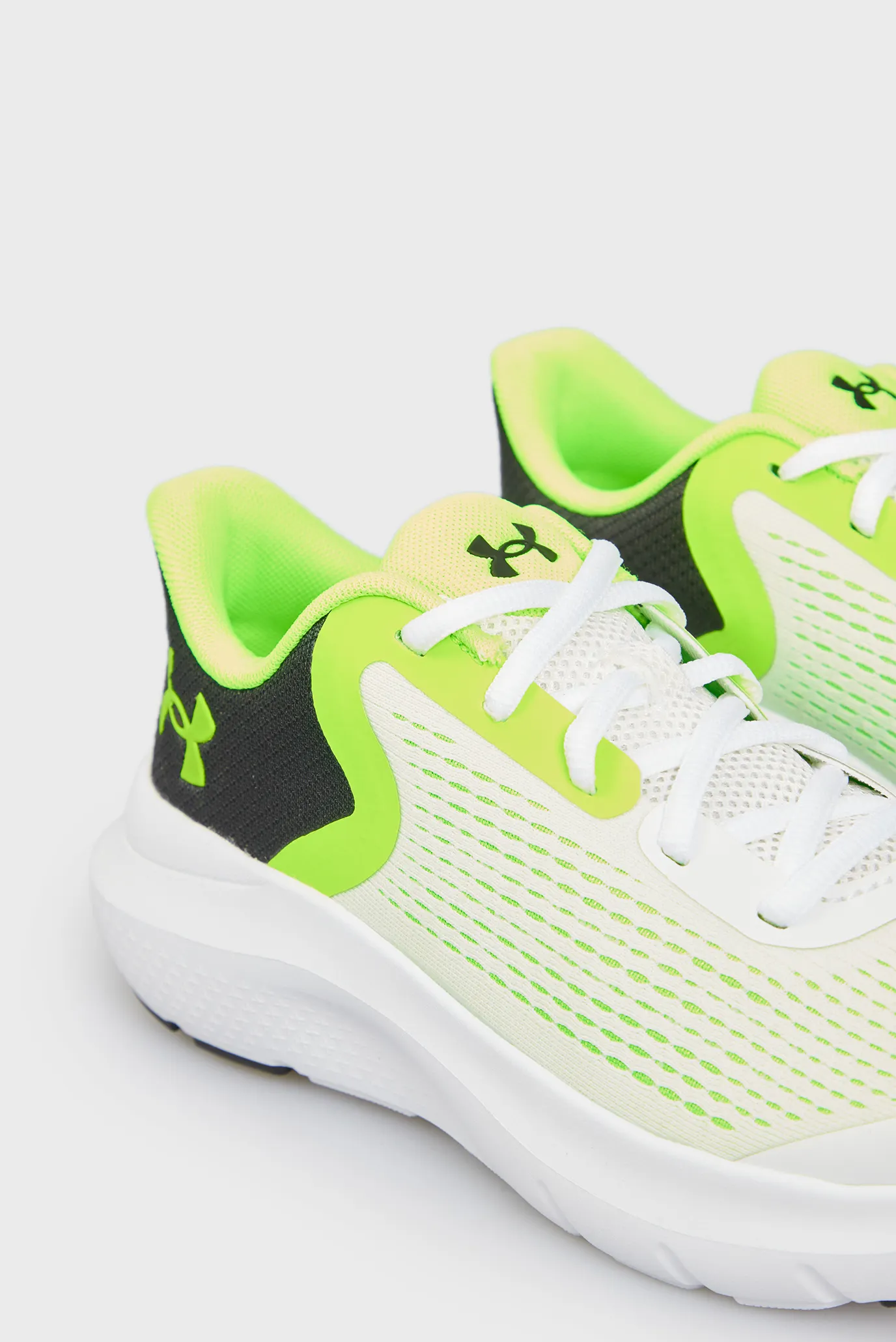 Дитячі білі кросівки UA BGS Rogue 5 2