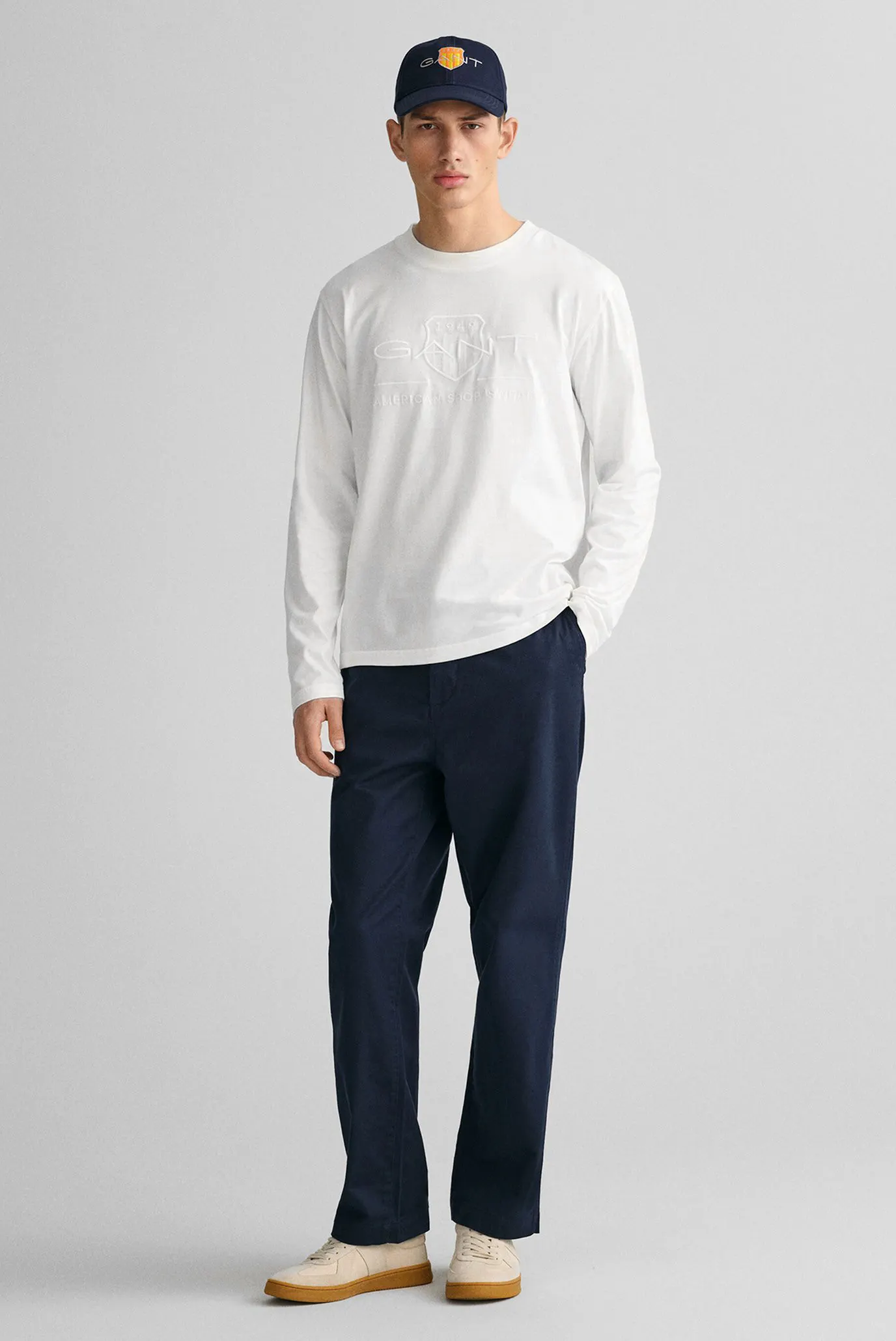 Чоловічий білий лонгслів REG TONAL SHIELD 2