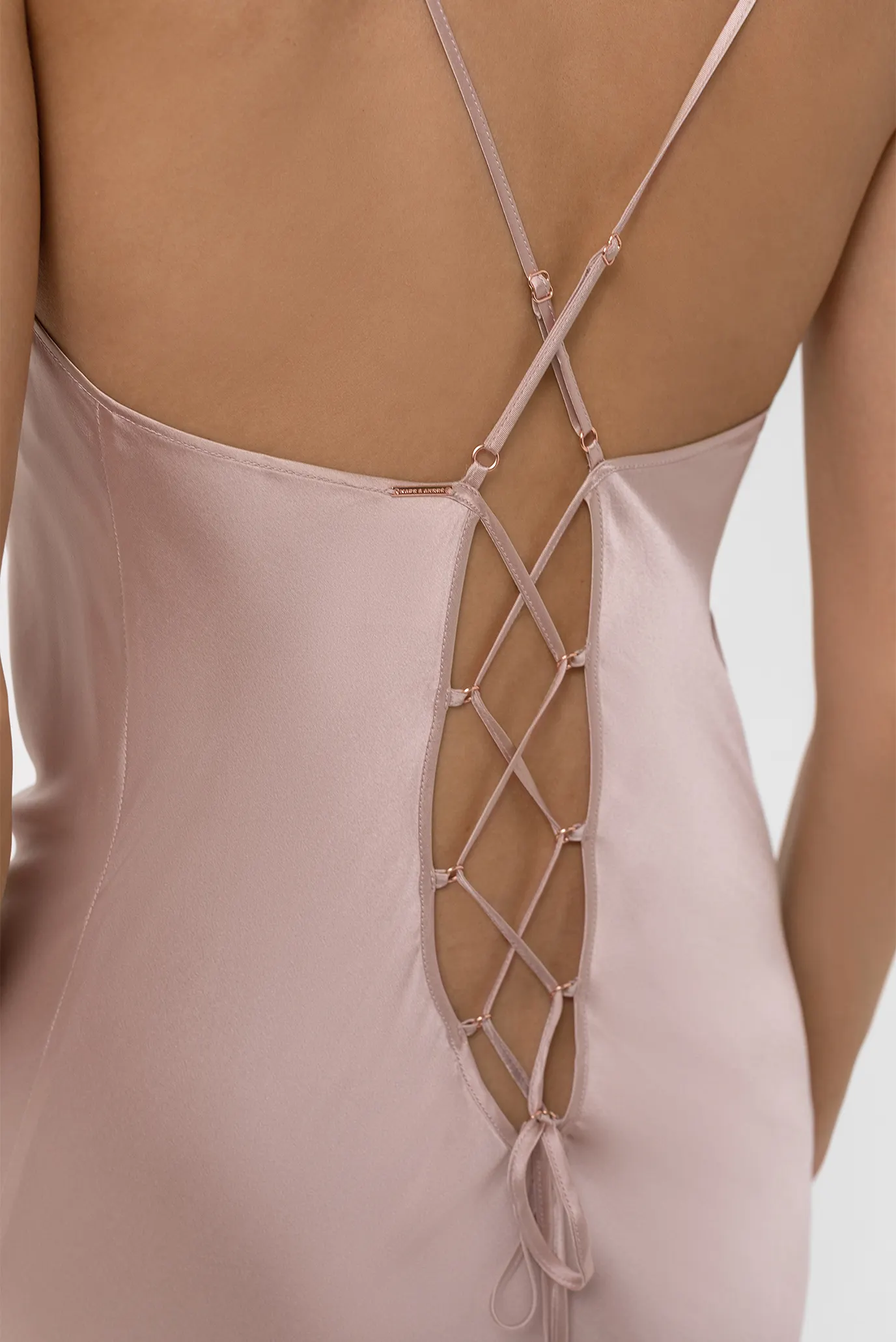 Женская пудровая шелковая ночная рубашка 4