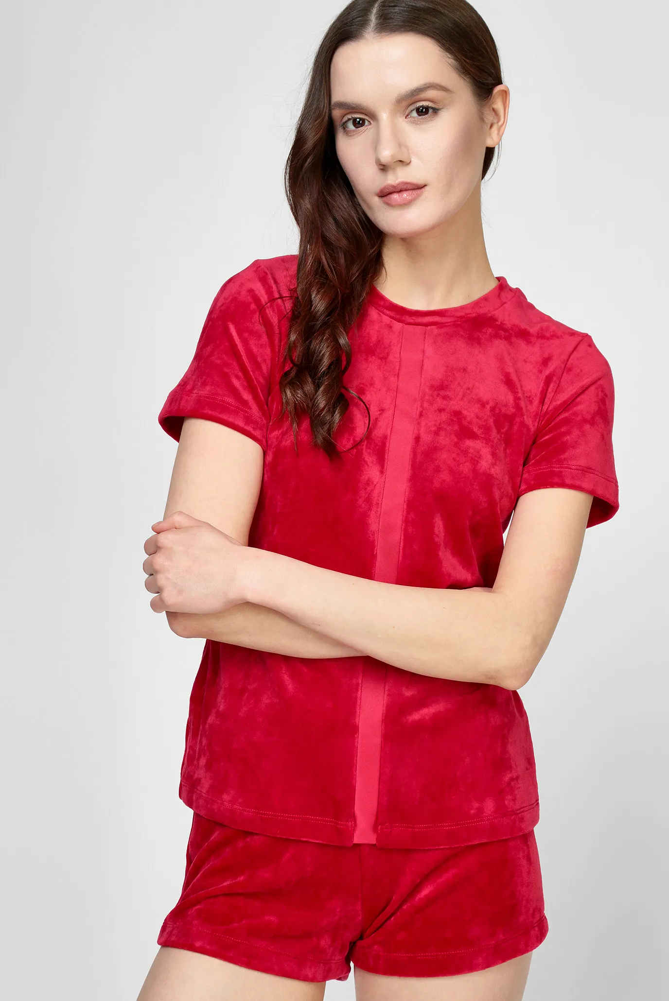 Женский красный велюровый костюм (футболка, шорты) 4