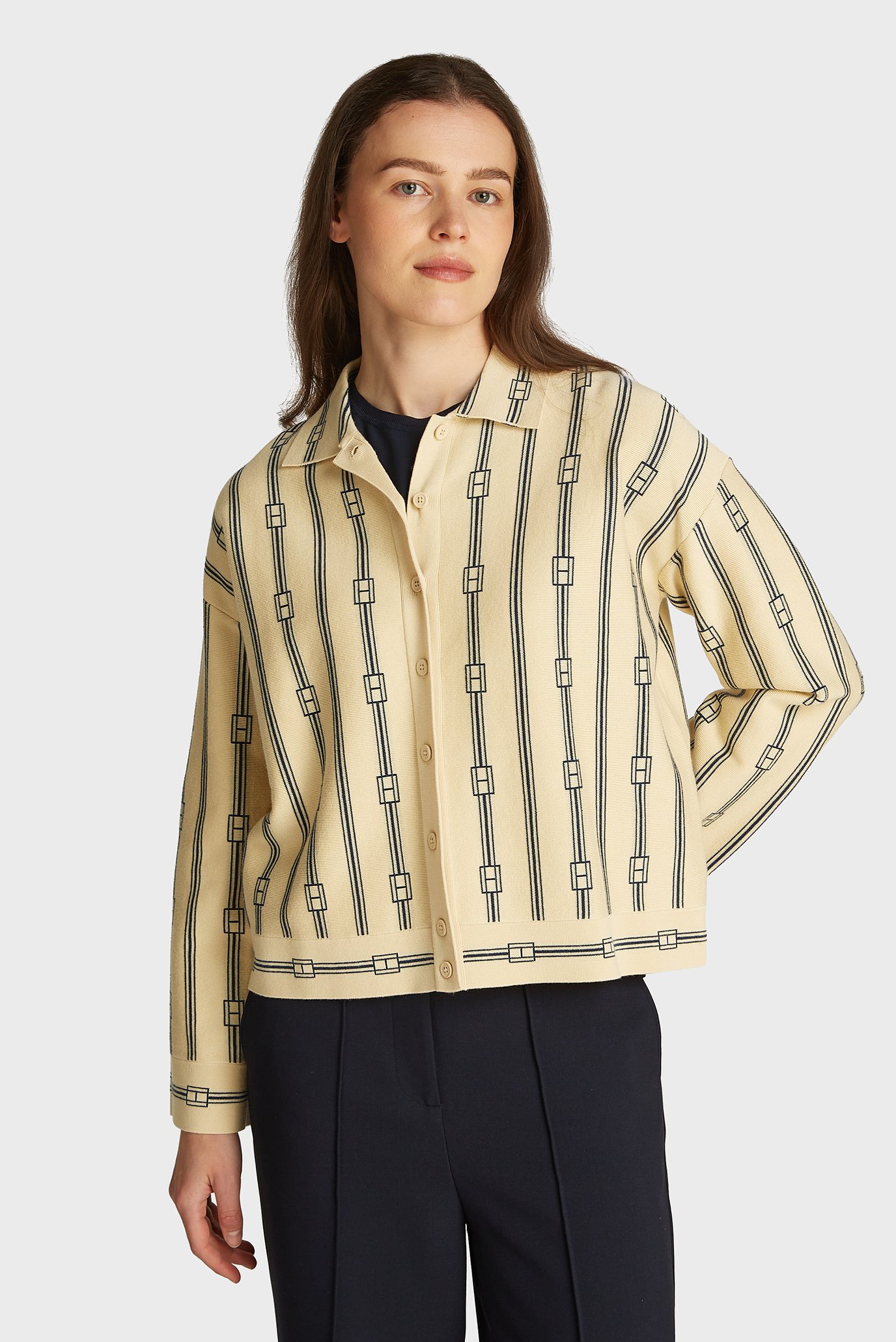 Женский бежевый кардиган с узором GRAPHIC FLAG RLX POLO CARDI LS Бежевый M Tommy Hilfiger WW0WW43969 Женский бежевый кардиган с узором GRAPHIC FLAG RLX POLO CARDI LS Бежевый M Tommy Hilfiger WW0WW43969