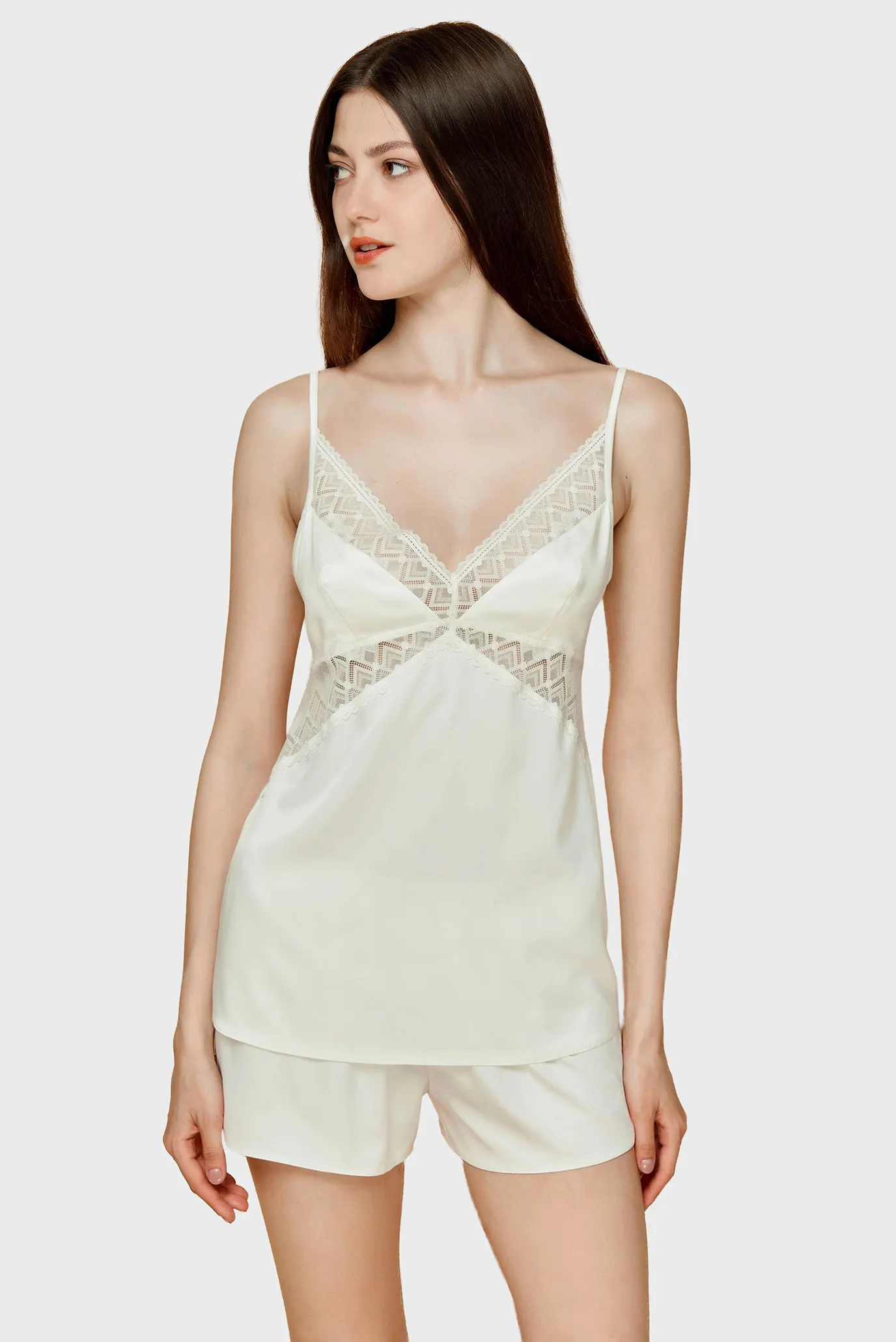 Женская белая пижама (топ, шорты) 1