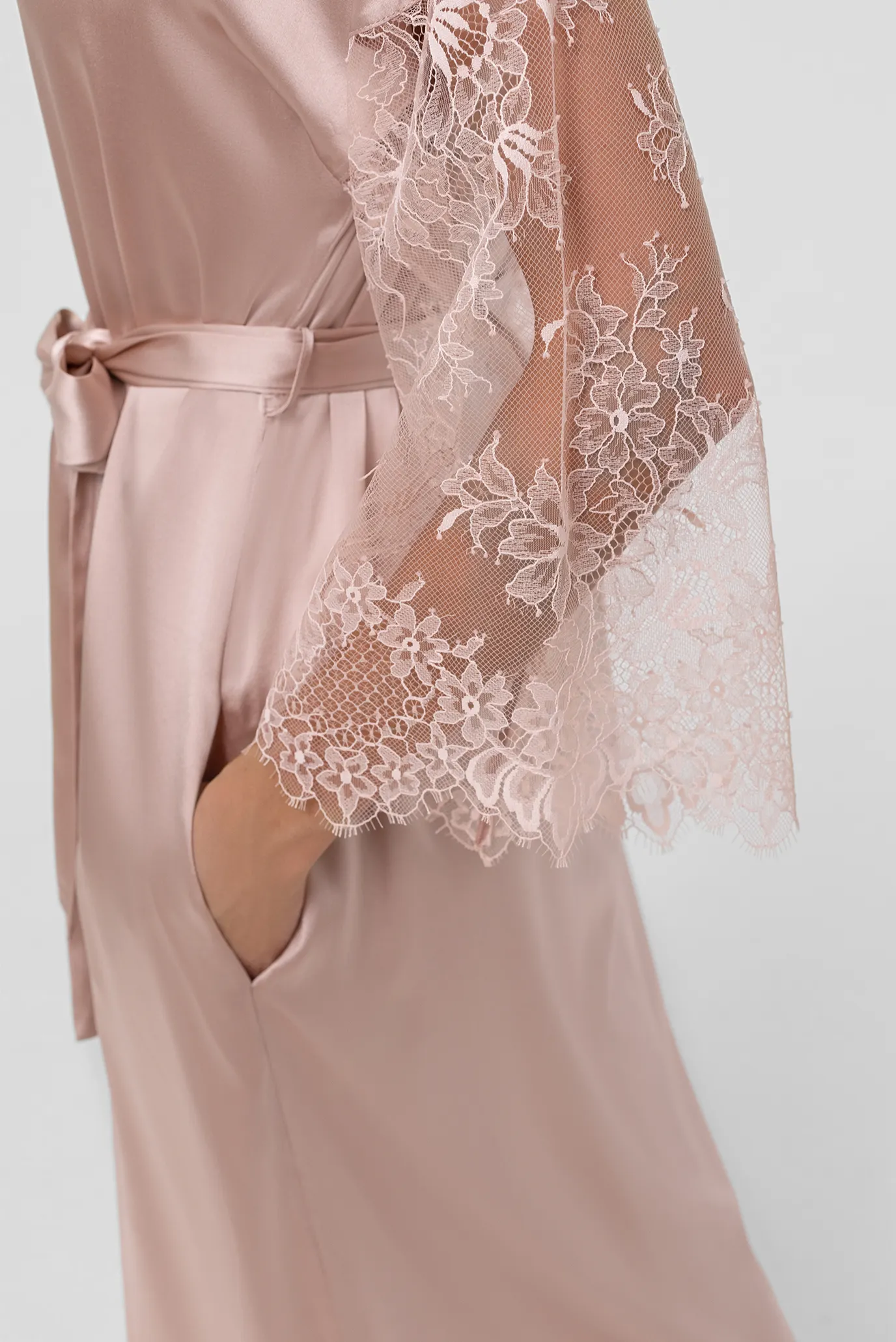 Женский пудровый шелковый пеньюар 4