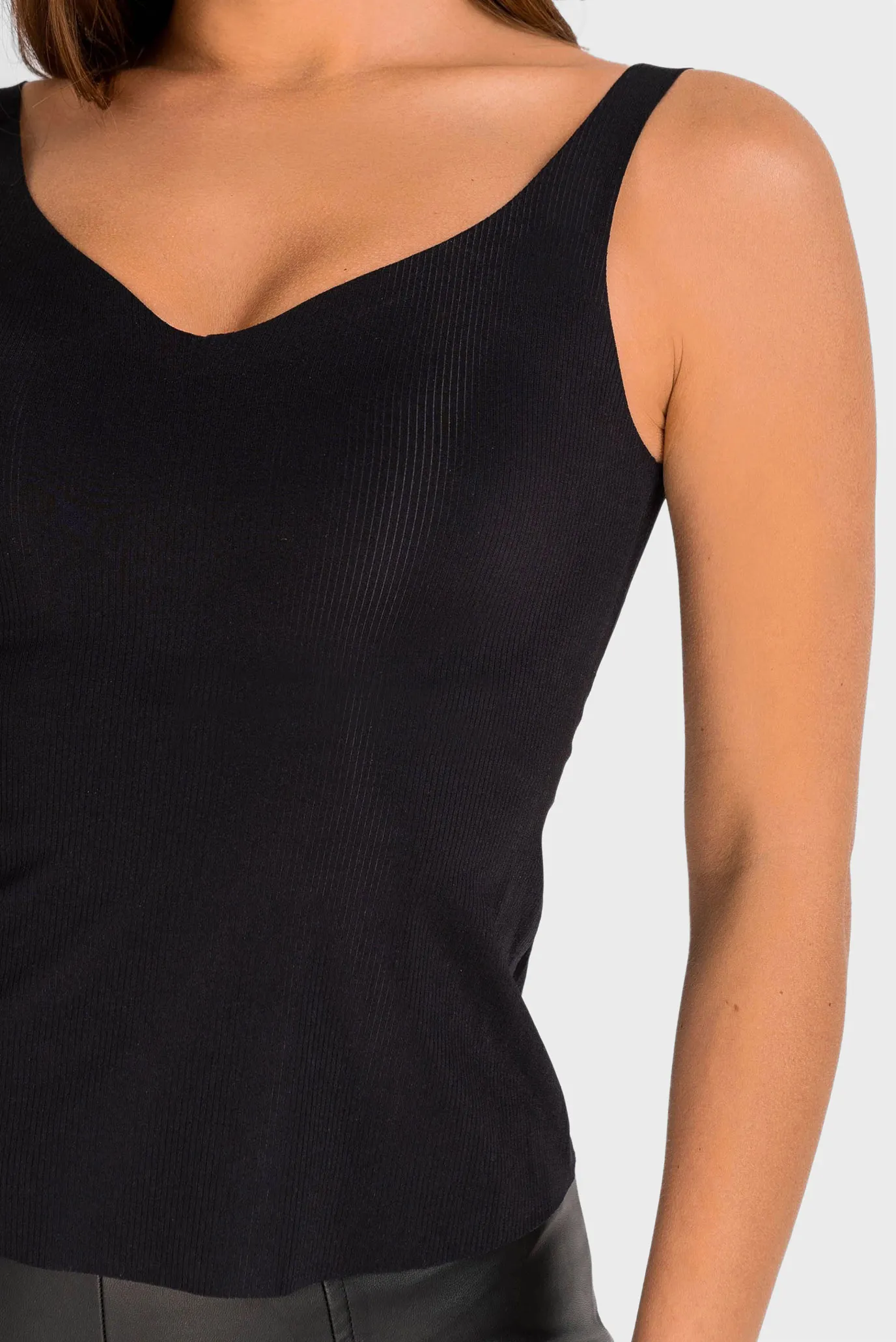 Женская черная майка 4