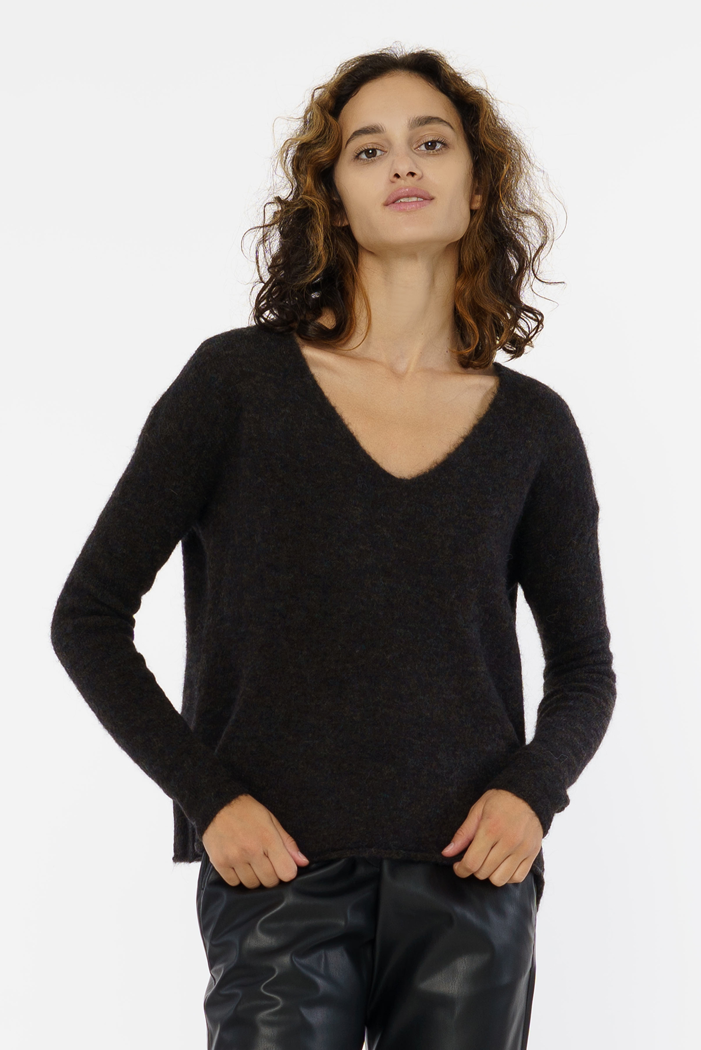 Жіночий чорний пуловер 1