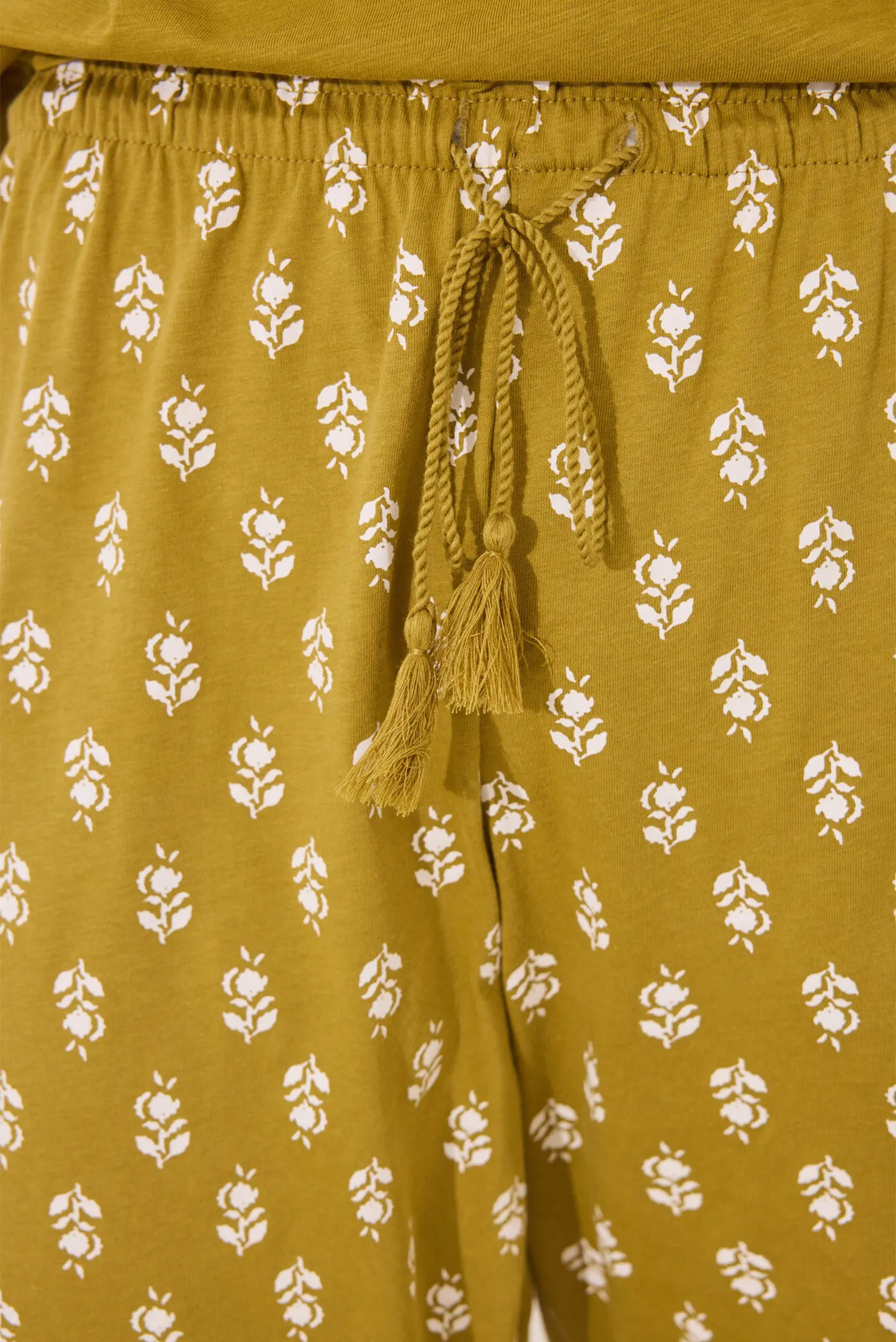 Женские горчичные брюки с узором 5