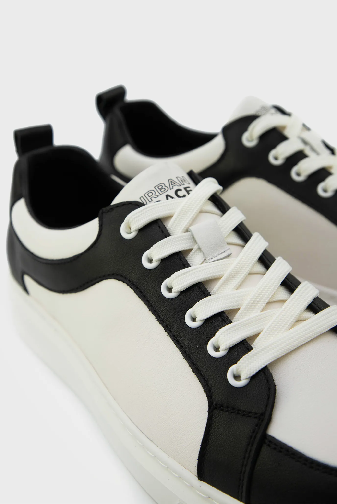 Чоловічі білі шкіряні снікерси 2