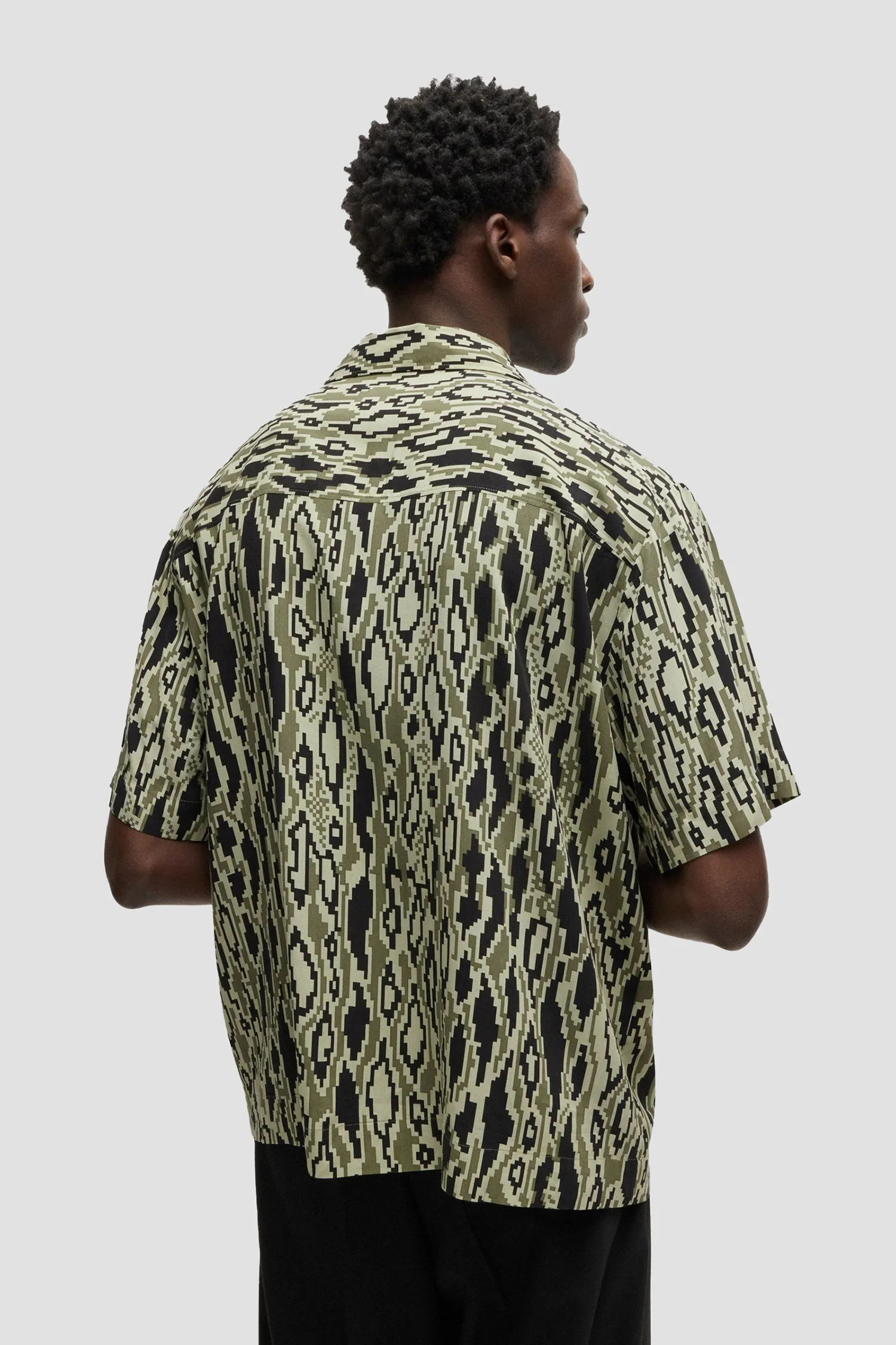 Мужская оливковая рубашка с узором 4