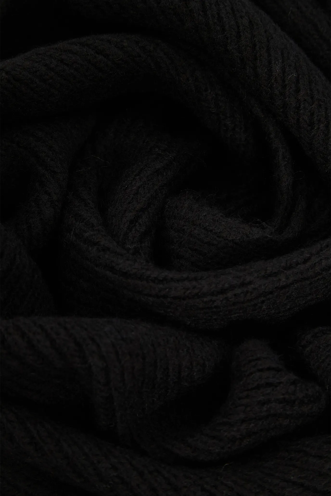 Женский черный шарф signature 3