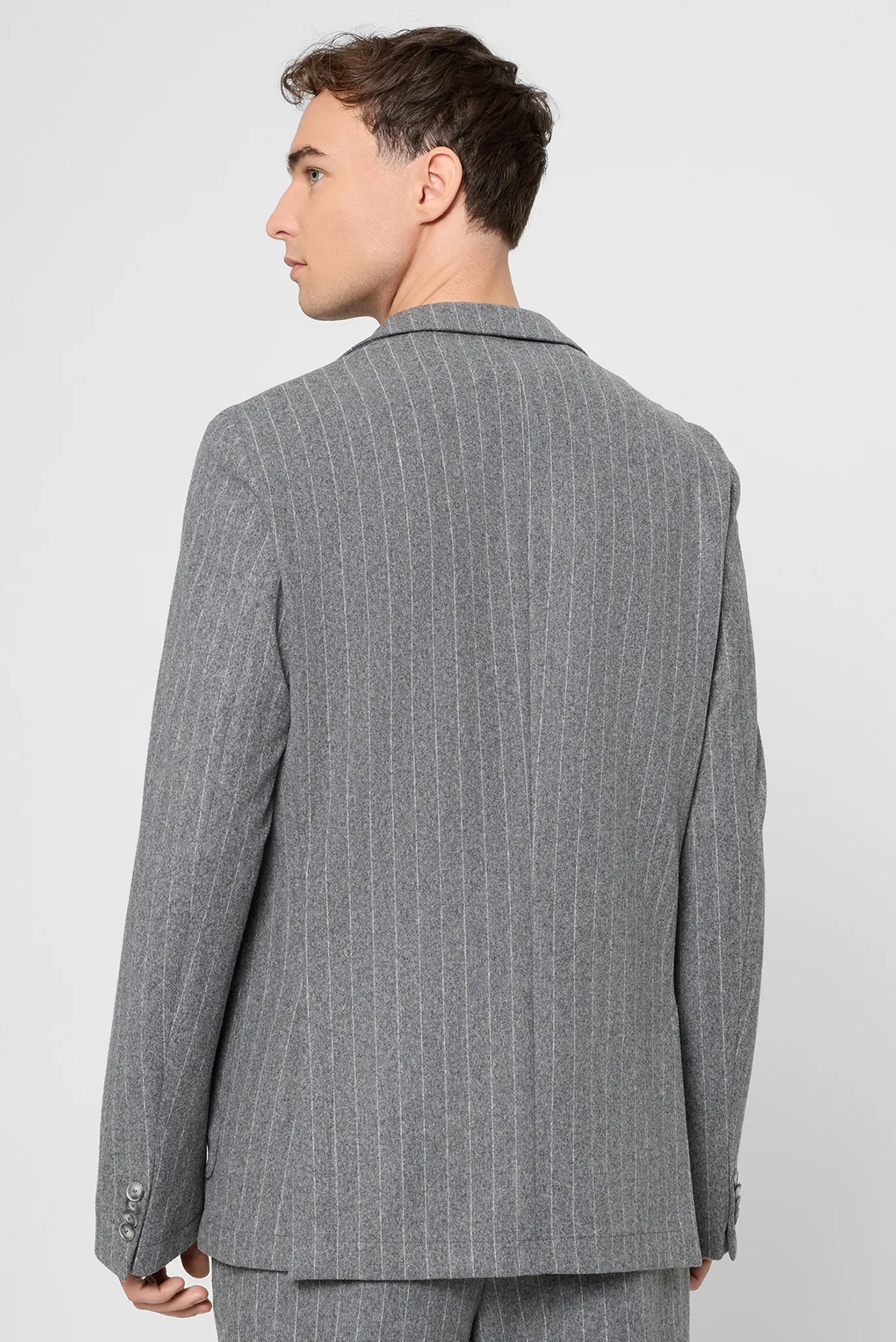Мужской серый блейзер в полоску 3