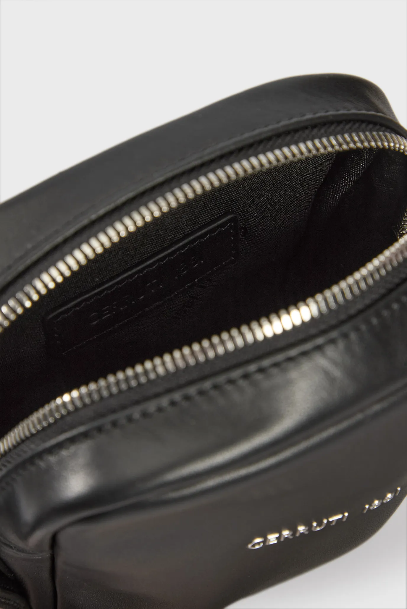 Мужская черная кожаная сумка IRAMA BODYBAG 2