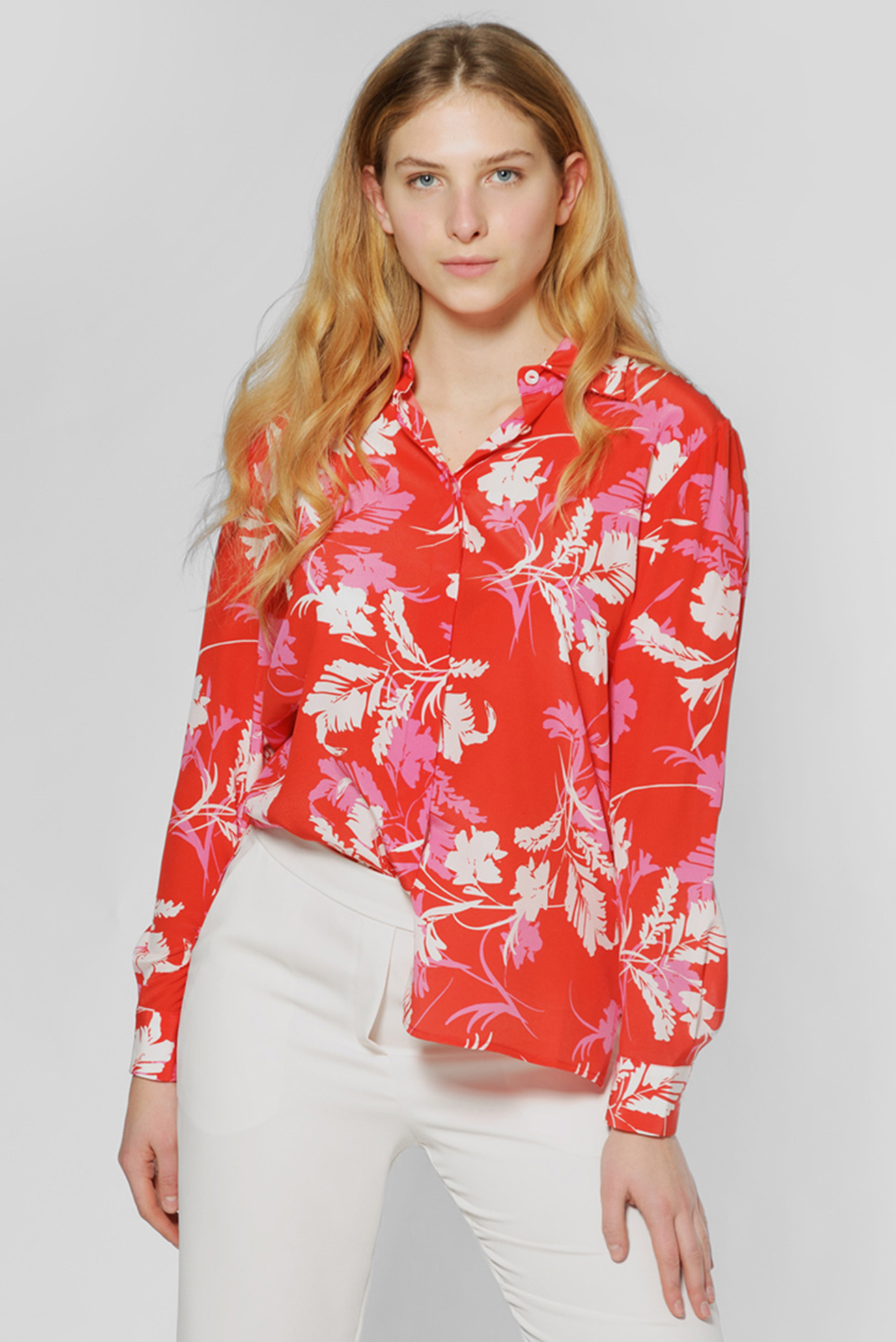 Женская красная шелковая блуза с узором 1