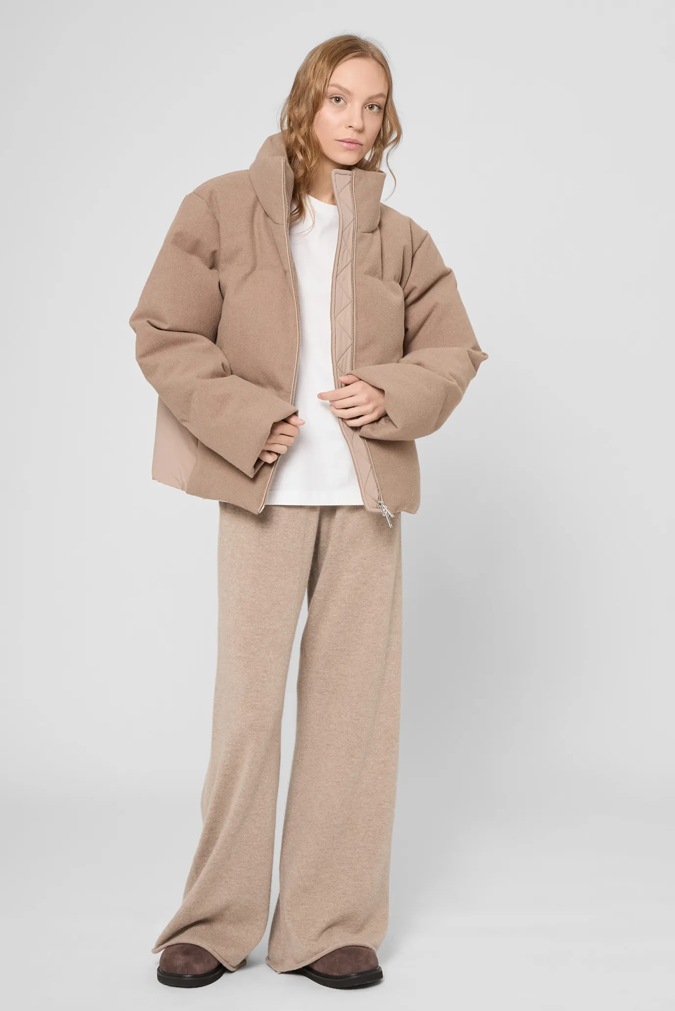 Женский бежевый пуховик 2