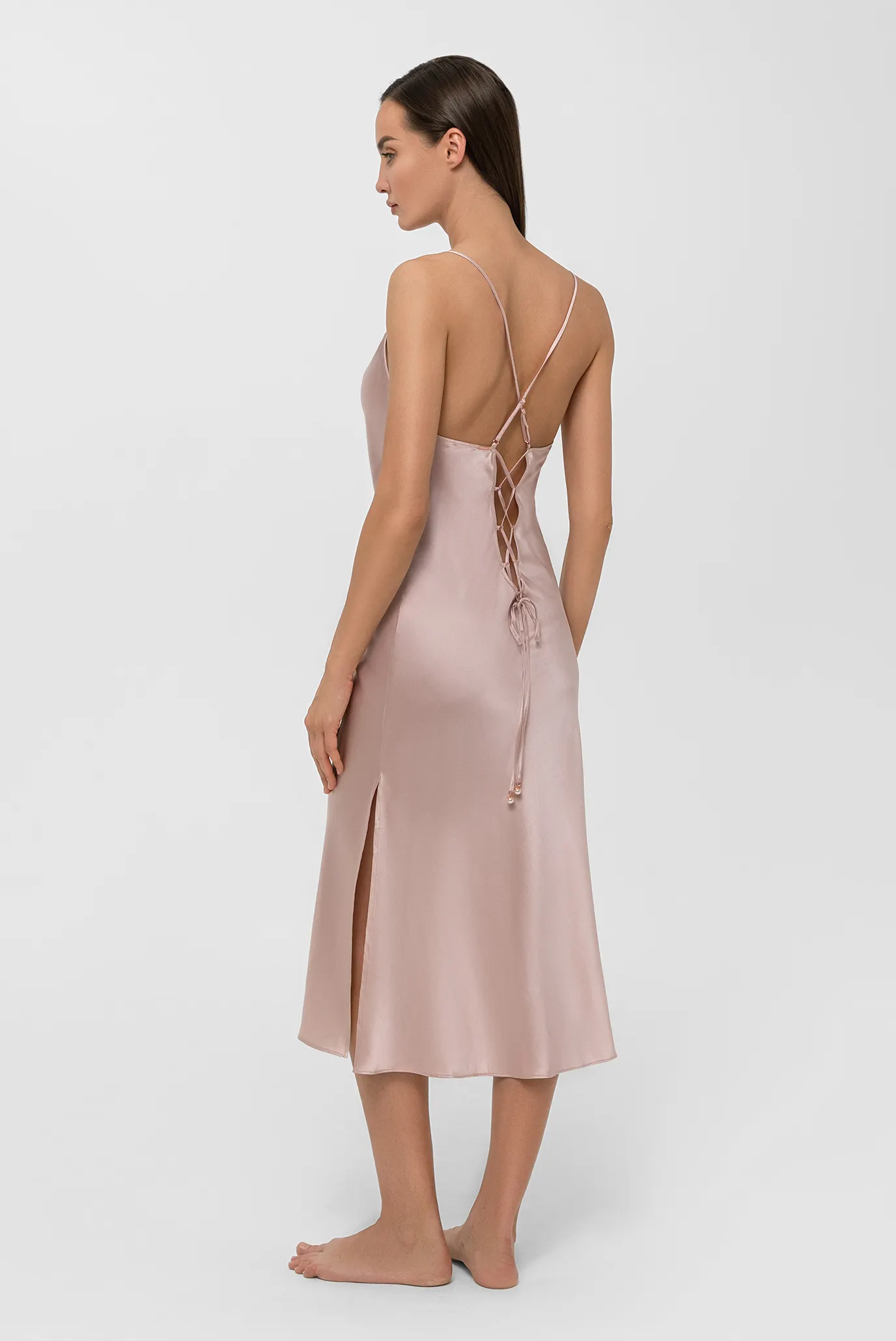 Женская пудровая шелковая ночная рубашка 3