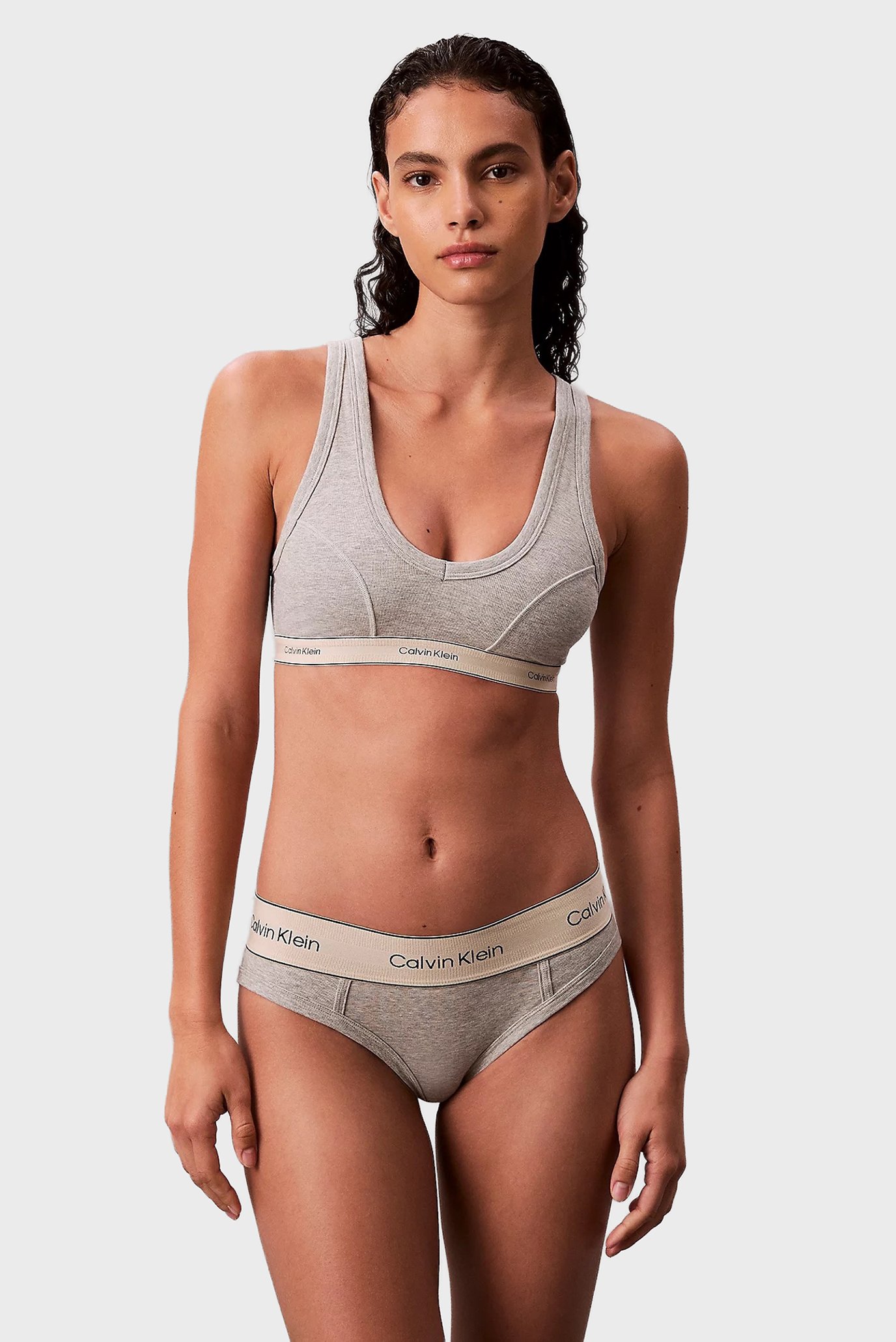 Женские серые трусики TANGA Серый XS Calvin Klein LV00QF8598 Женские серые трусики TANGA Серый XS Calvin Klein LV00QF8598