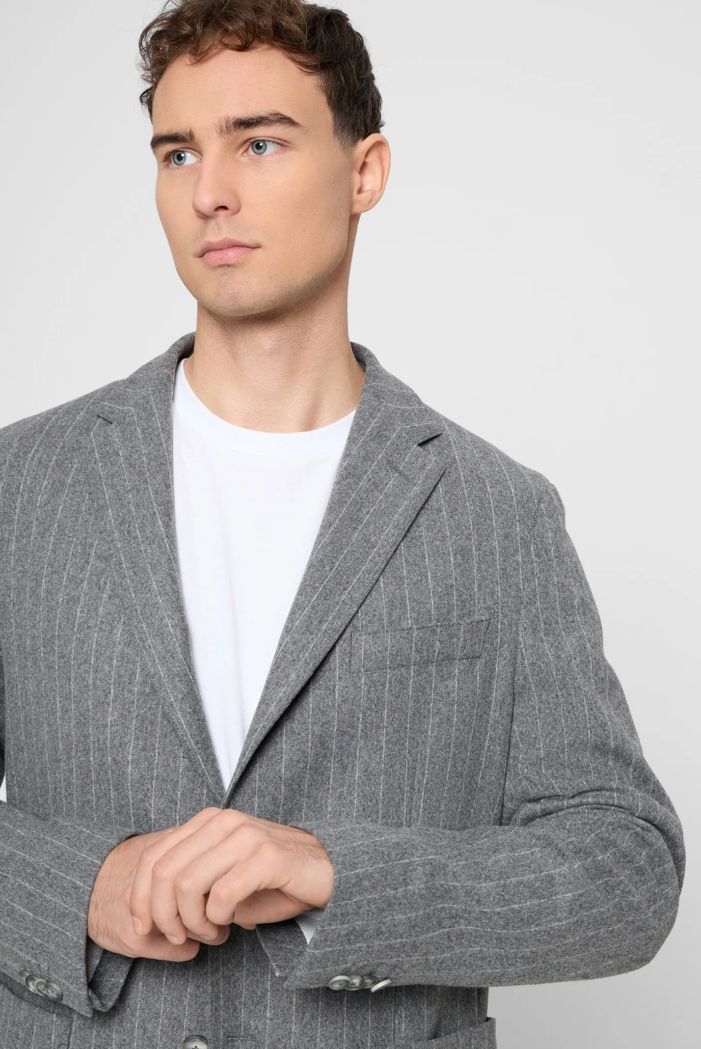 Мужской серый блейзер в полоску 4