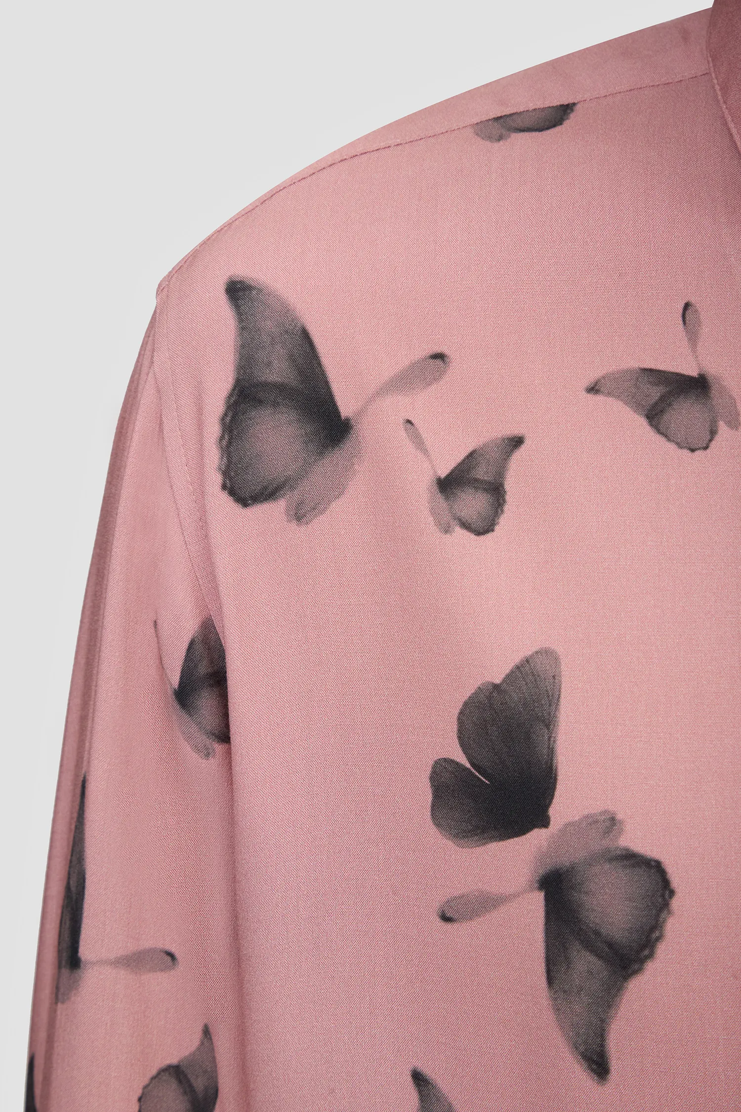 Мужская розовая рубашка с узором 6