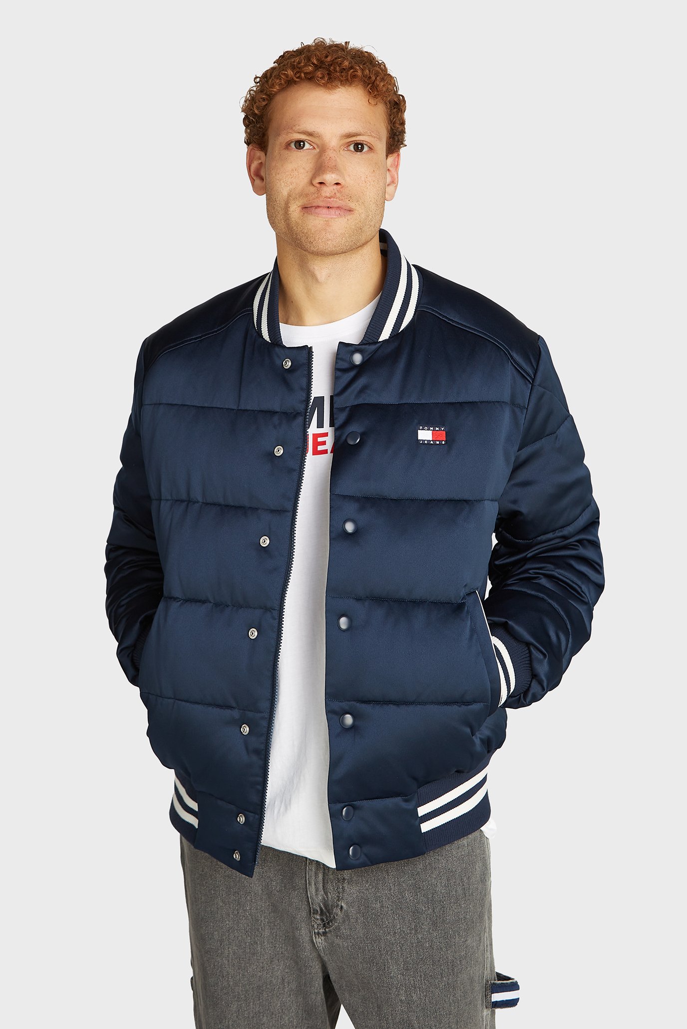 Мужской темно-синий бомбер TJM SATIN PUFFER WITH APPLIQUE Синий XL Tommy Jeans DM0DM20468 Мужской темно-синий бомбер TJM SATIN PUFFER WITH APPLIQUE Синий XL Tommy Jeans DM0DM20468