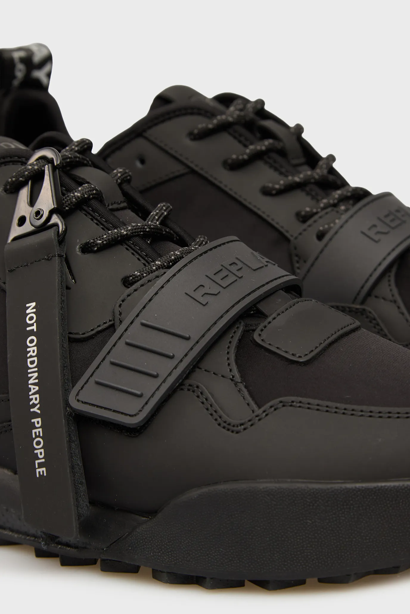 Мужские черные кроссовки 2