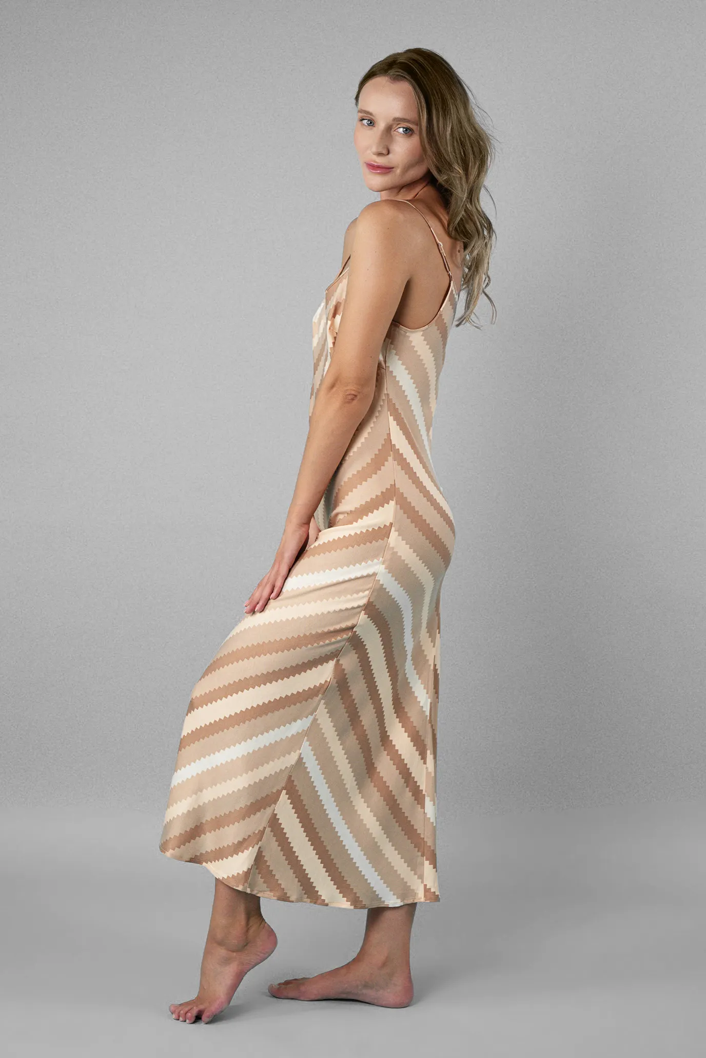 Жіноча бежева нічна сорочка у смужку 3