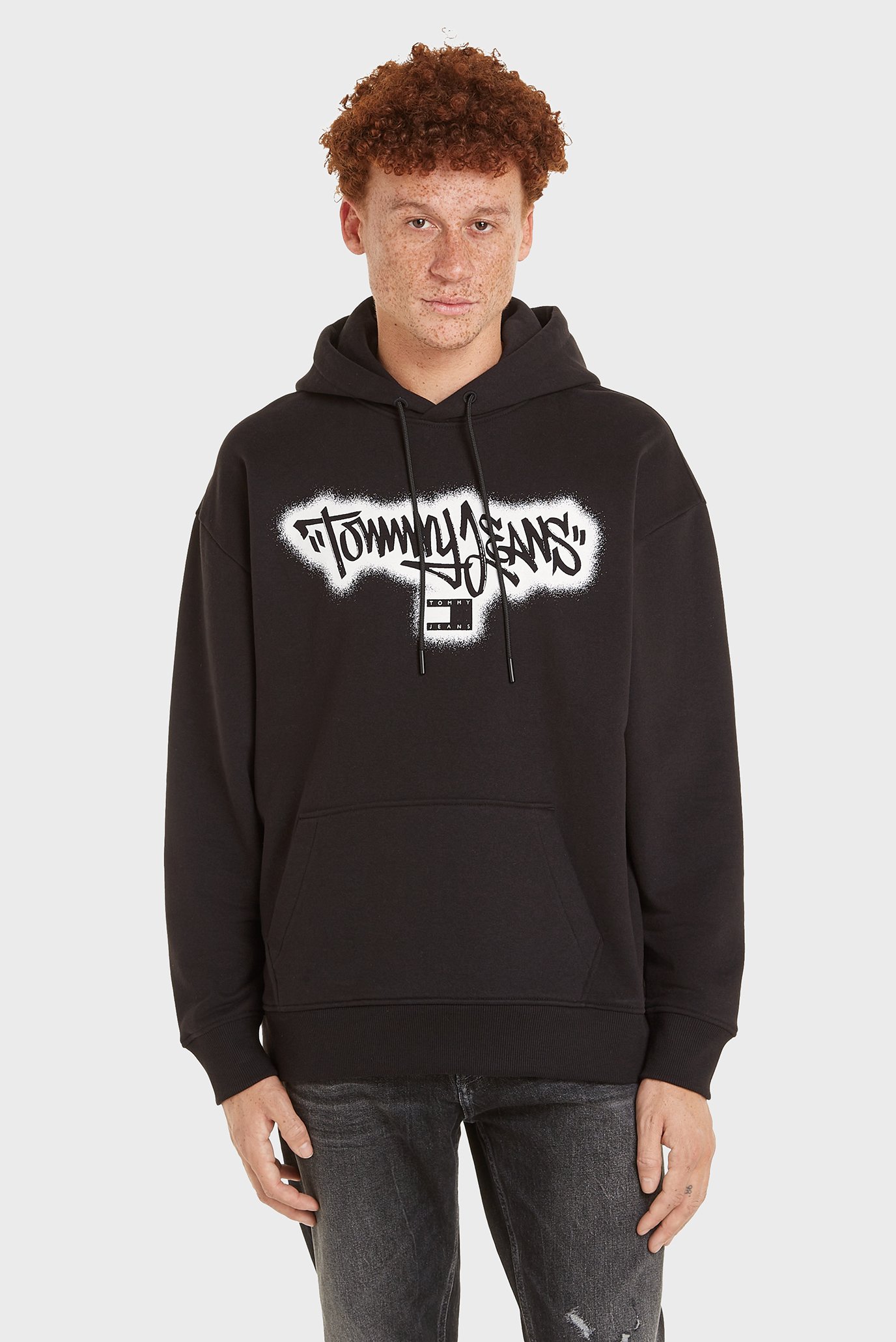 Мужское черное худи TJM RLX SPRAY GRAFFITI Черный S Tommy Jeans DM0DM18419 Мужское черное худи TJM RLX SPRAY GRAFFITI Черный S Tommy Jeans DM0DM18419