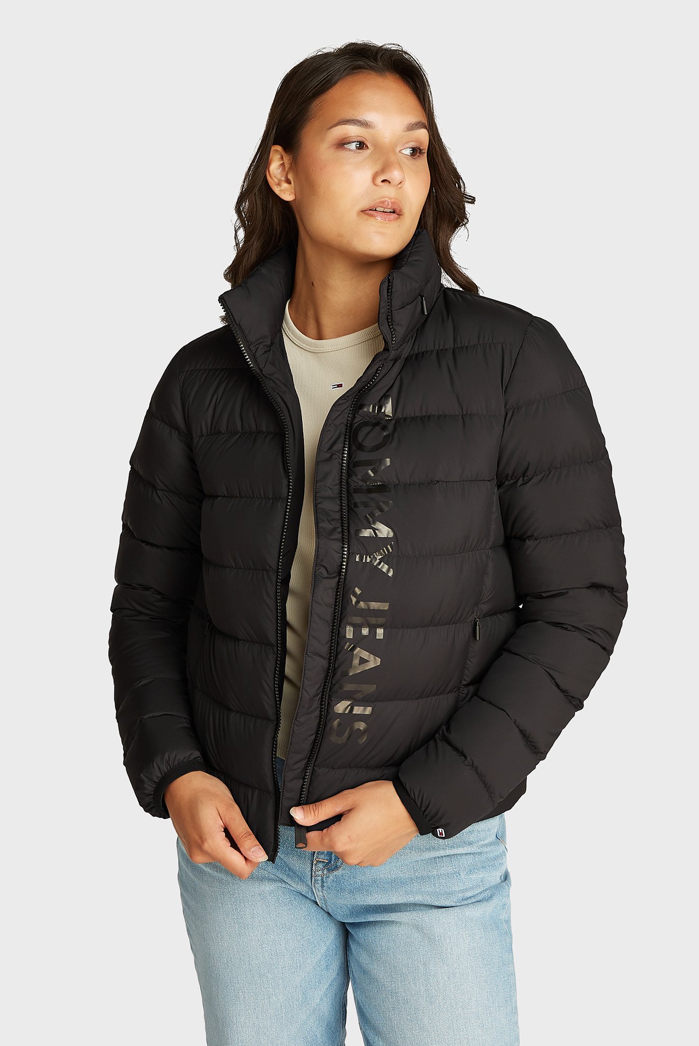 Женский черный пуховик TJW LT DOWN PRINTED PUFFER Черный XS Tommy Jeans DW0DW20388 Женский черный пуховик TJW LT DOWN PRINTED PUFFER Черный XS Tommy Jeans DW0DW20388