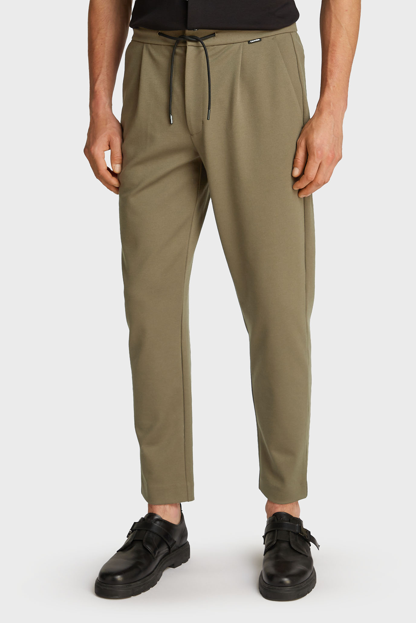Мужские оливковые брюки COMFORT KNIT TAPERED PLEAT Оливковый 29-32 Calvin Klein K10K113648 Мужские оливковые брюки COMFORT KNIT TAPERED PLEAT Оливковый 29-32 Calvin Klein K10K113648