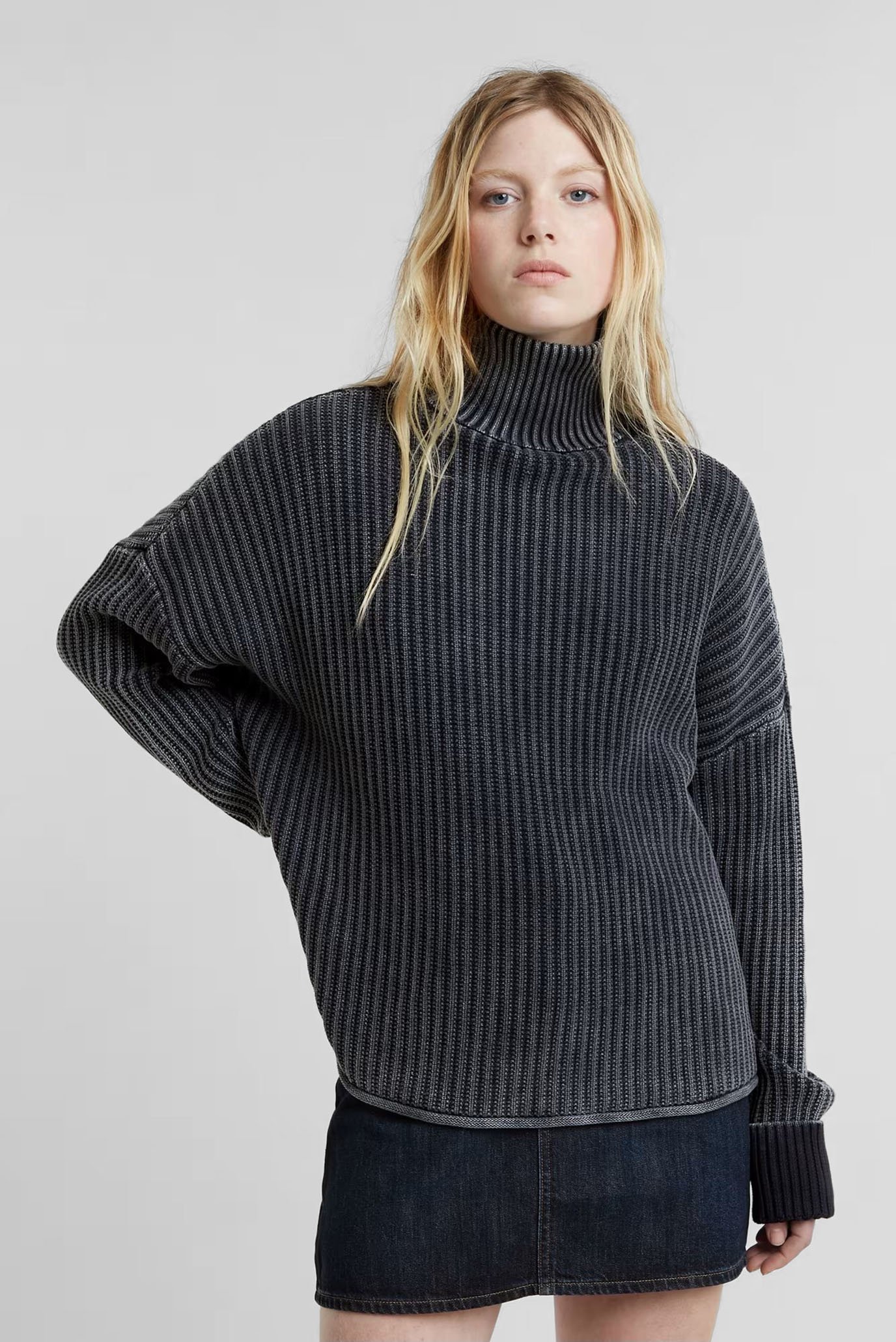 Жіночий темно-синій светр Loose overdyed turtle knit wmn 1