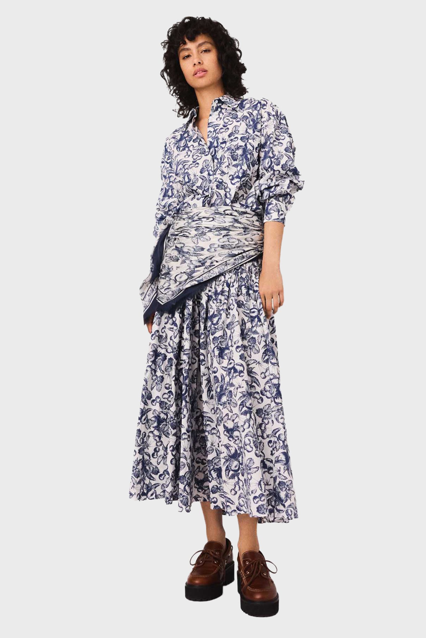 Женская белая рубашка с узором Белый 36 MAJE MFPCM00666_Blue fruits print Женская белая рубашка с узором Белый 36 MAJE MFPCM00666_Blue fruits print