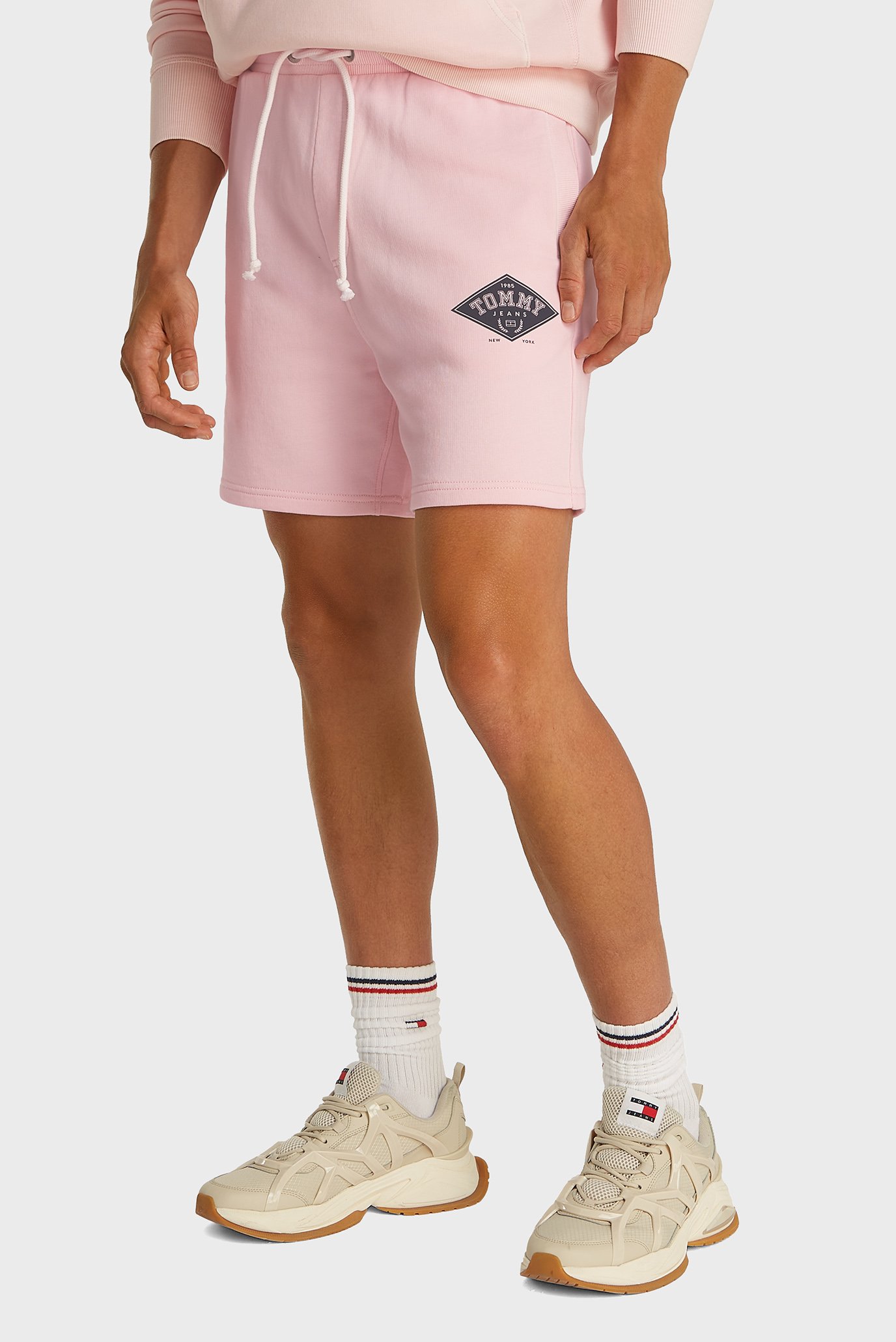 Мужские розовые шорты TJM REG VARSITY GRAPHICS SHORT Розовый XL Tommy Jeans DM0DM20936 Мужские розовые шорты TJM REG VARSITY GRAPHICS SHORT Розовый XL Tommy Jeans DM0DM20936