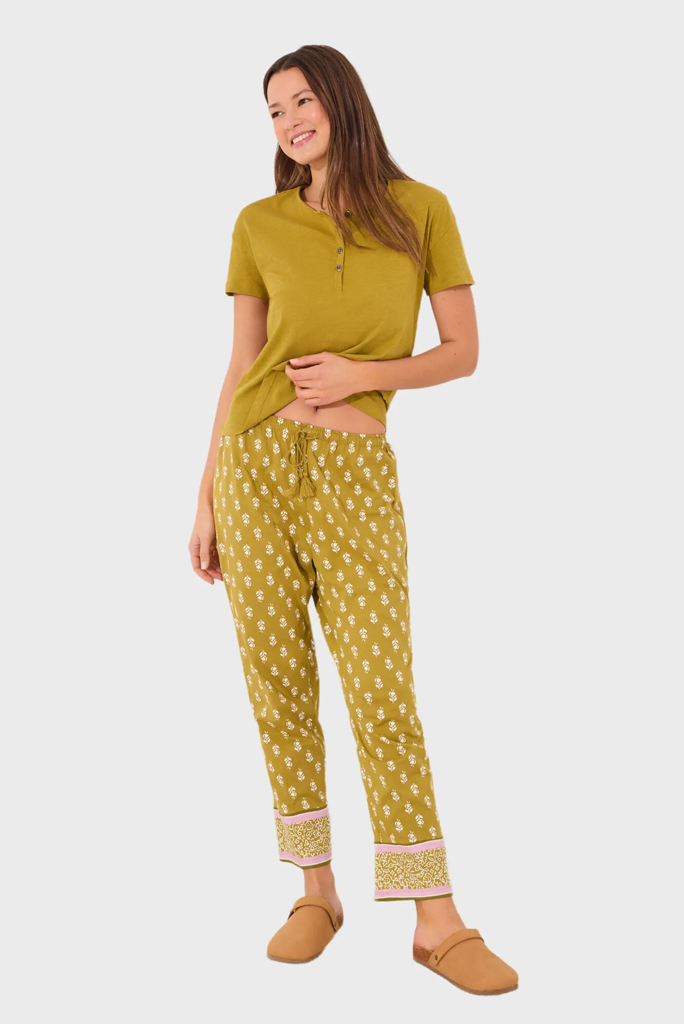 Женские горчичные брюки с узором 2