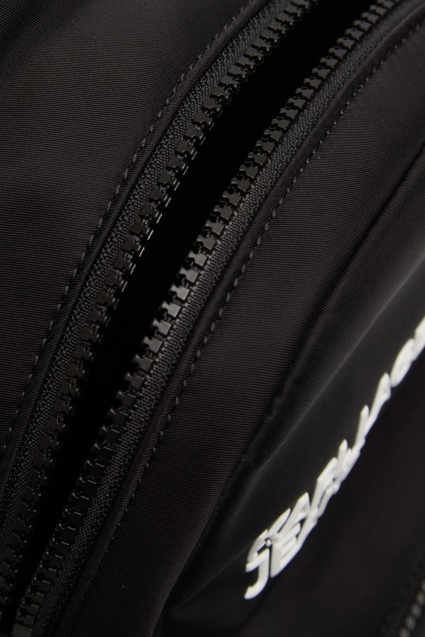 Жіночий чорний рюкзак essential 6