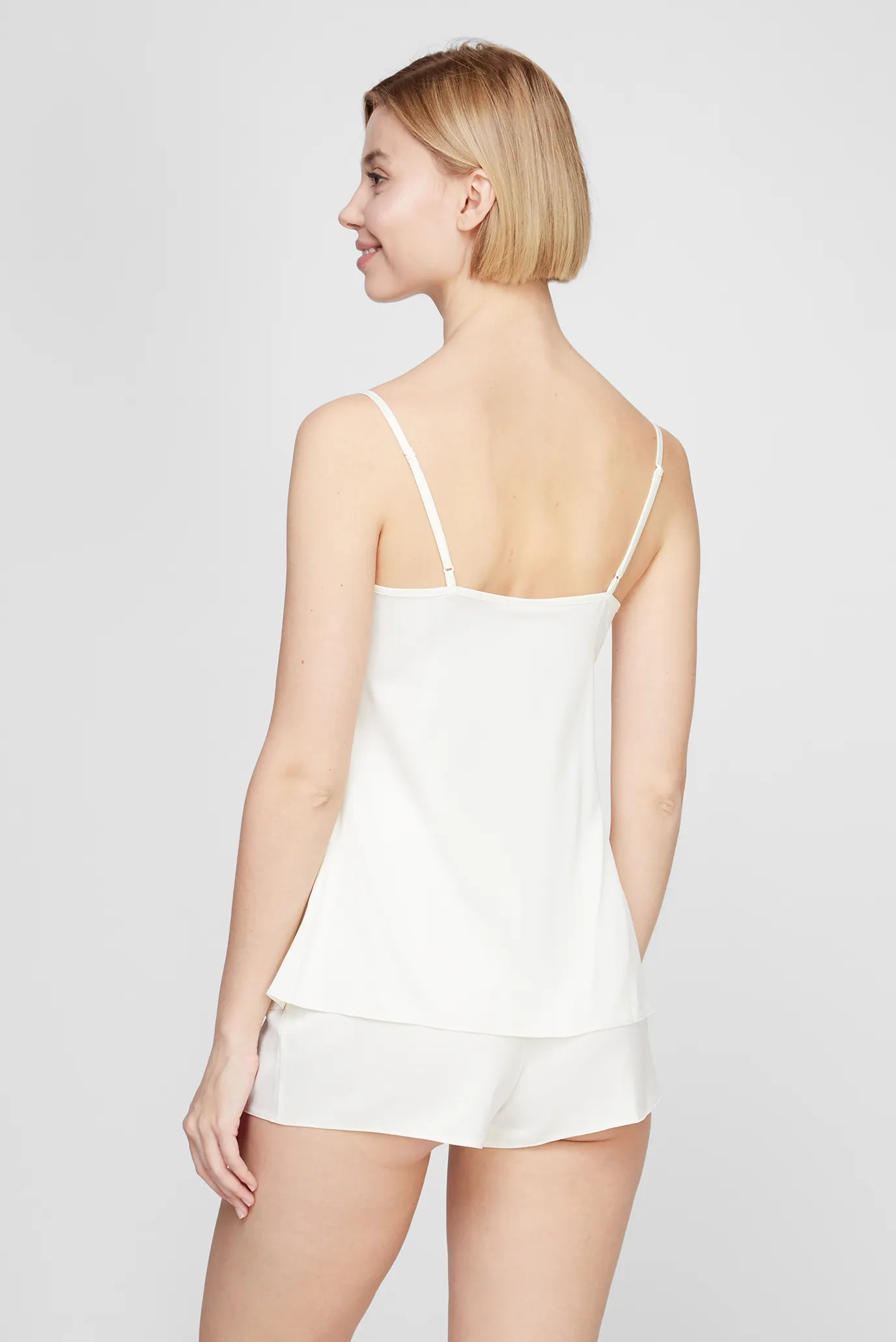 Женская белая пижама (топ, шорты) 4