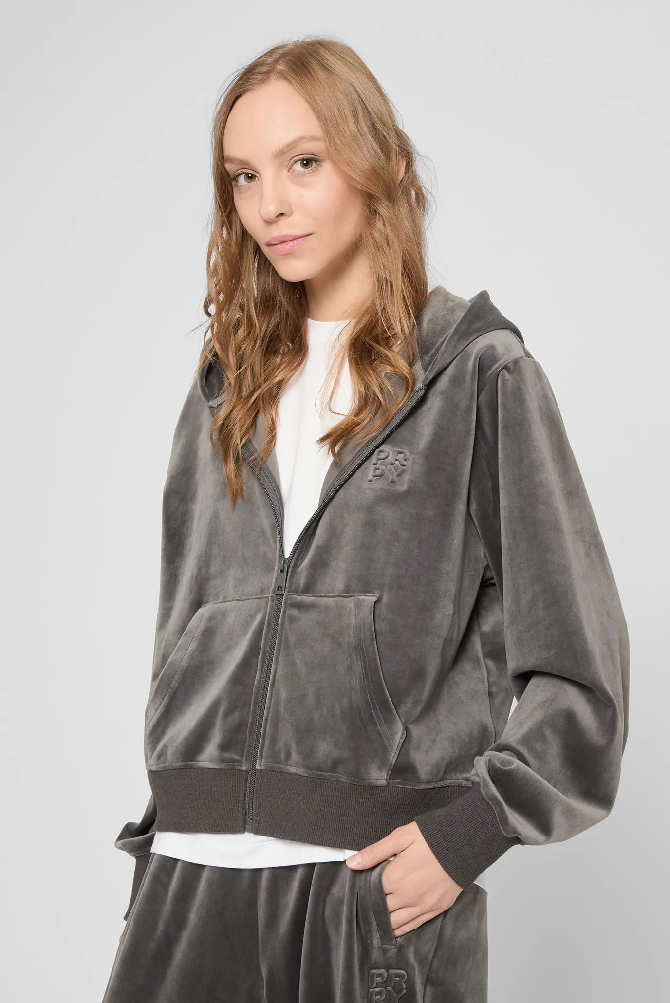 Женское серое велюровое худи 3