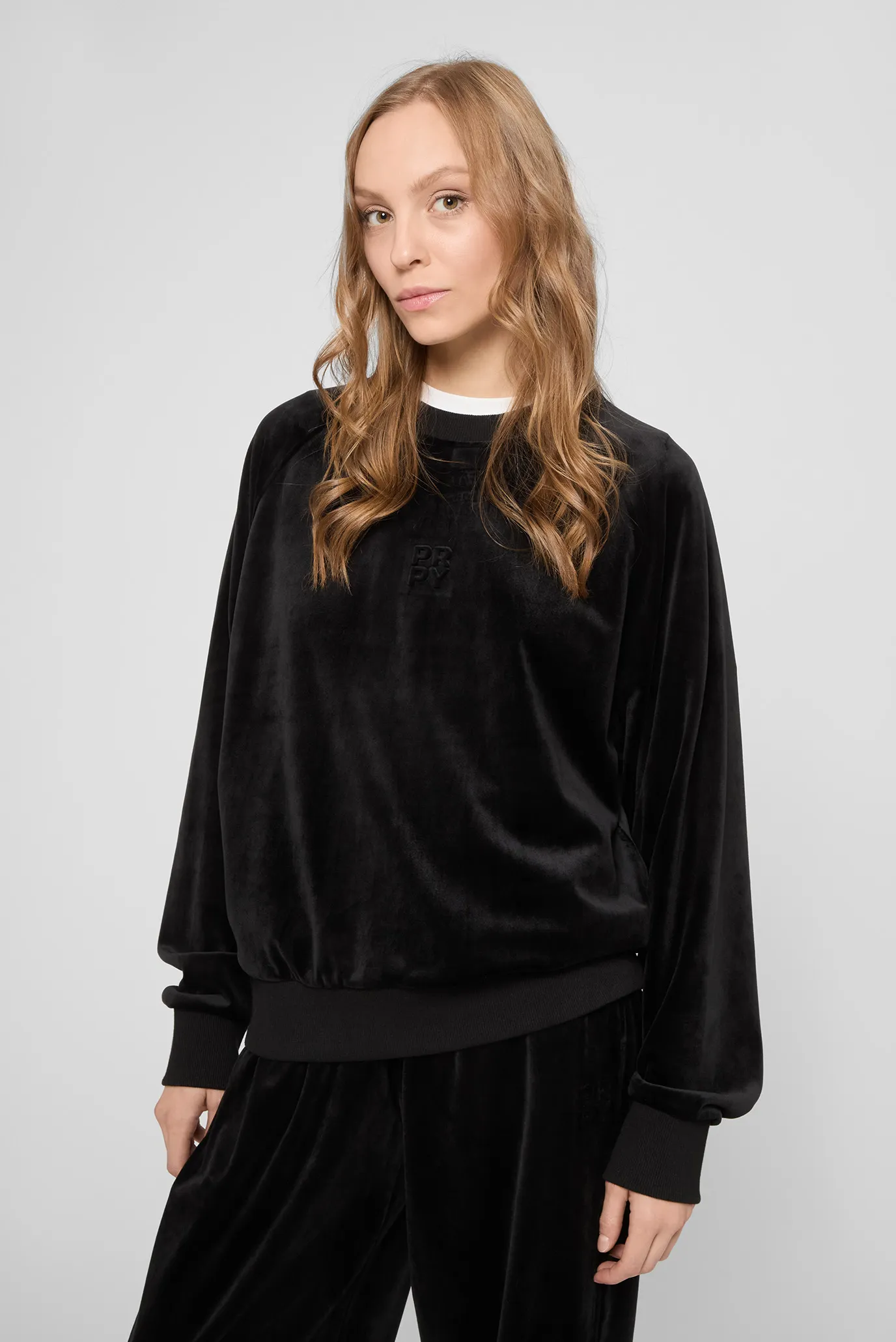 Жіночий чорний велюровий світшот 3