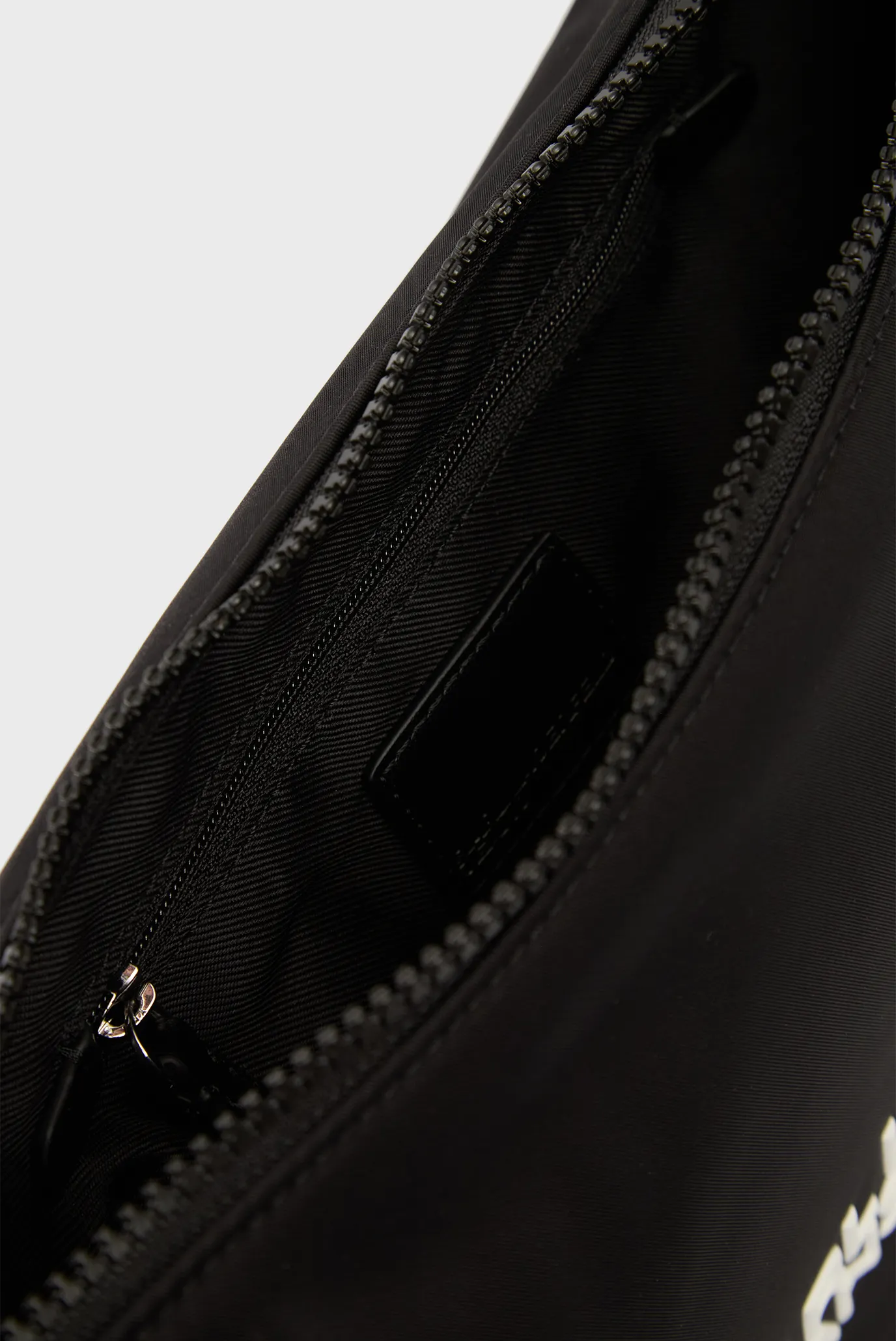 Жіноча чорна сумка essential 6