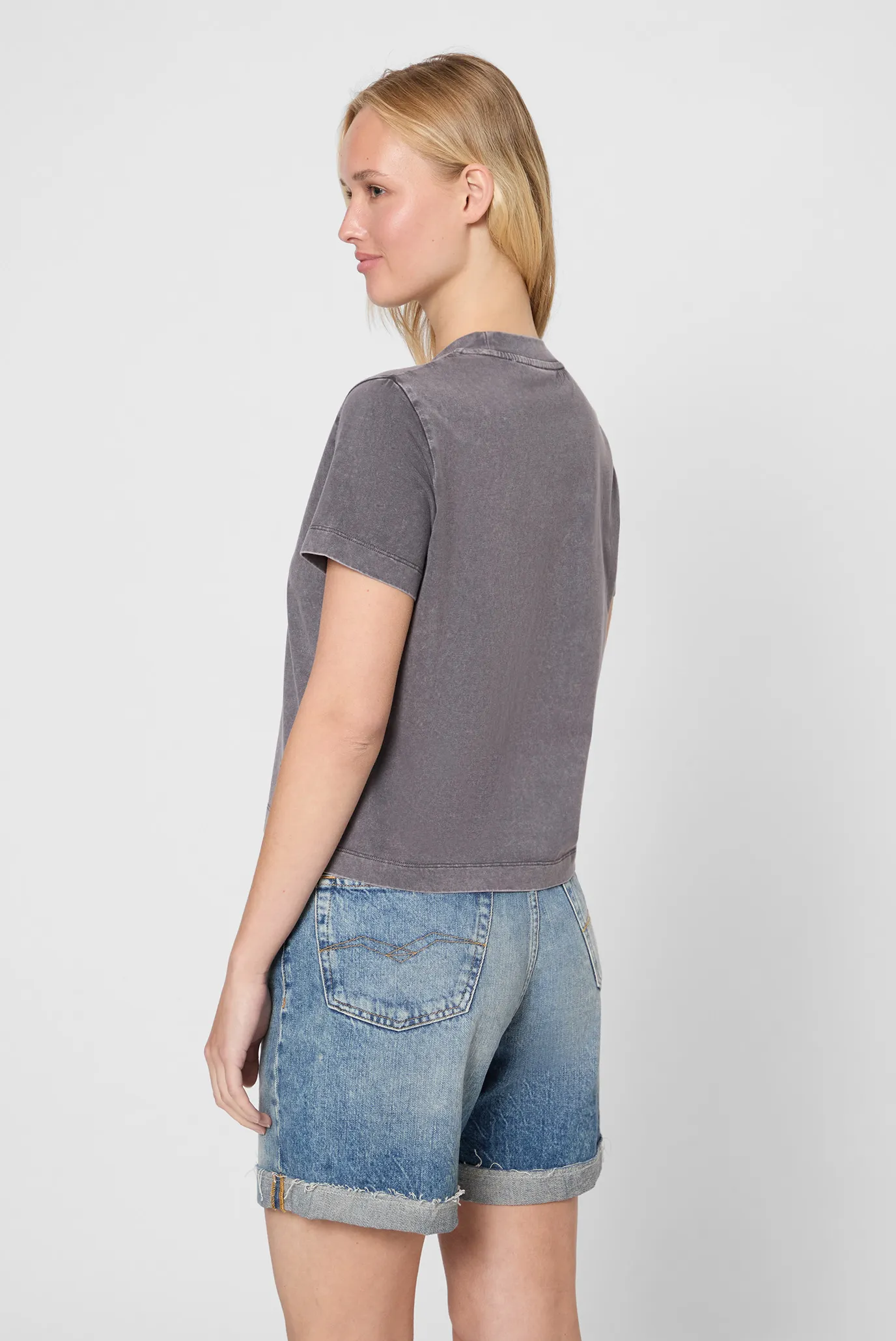 Жіноча сіра футболка 4