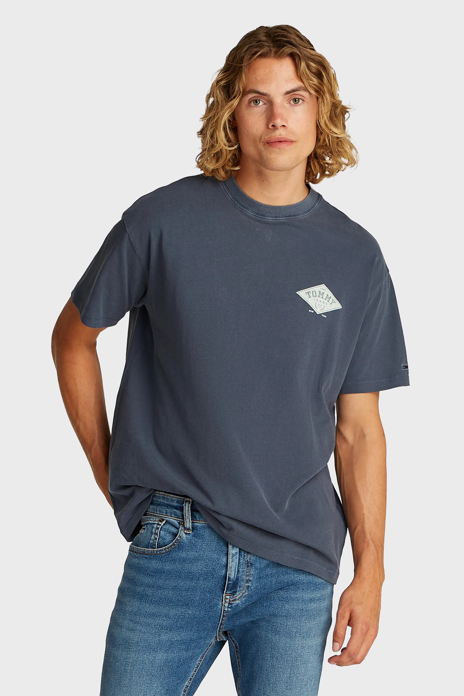 Мужская темно-синяя футболка GRAPHICS TEE EXT Синий S Tommy Jeans DM0DM20806 Мужская темно-синяя футболка GRAPHICS TEE EXT Синий S Tommy Jeans DM0DM20806