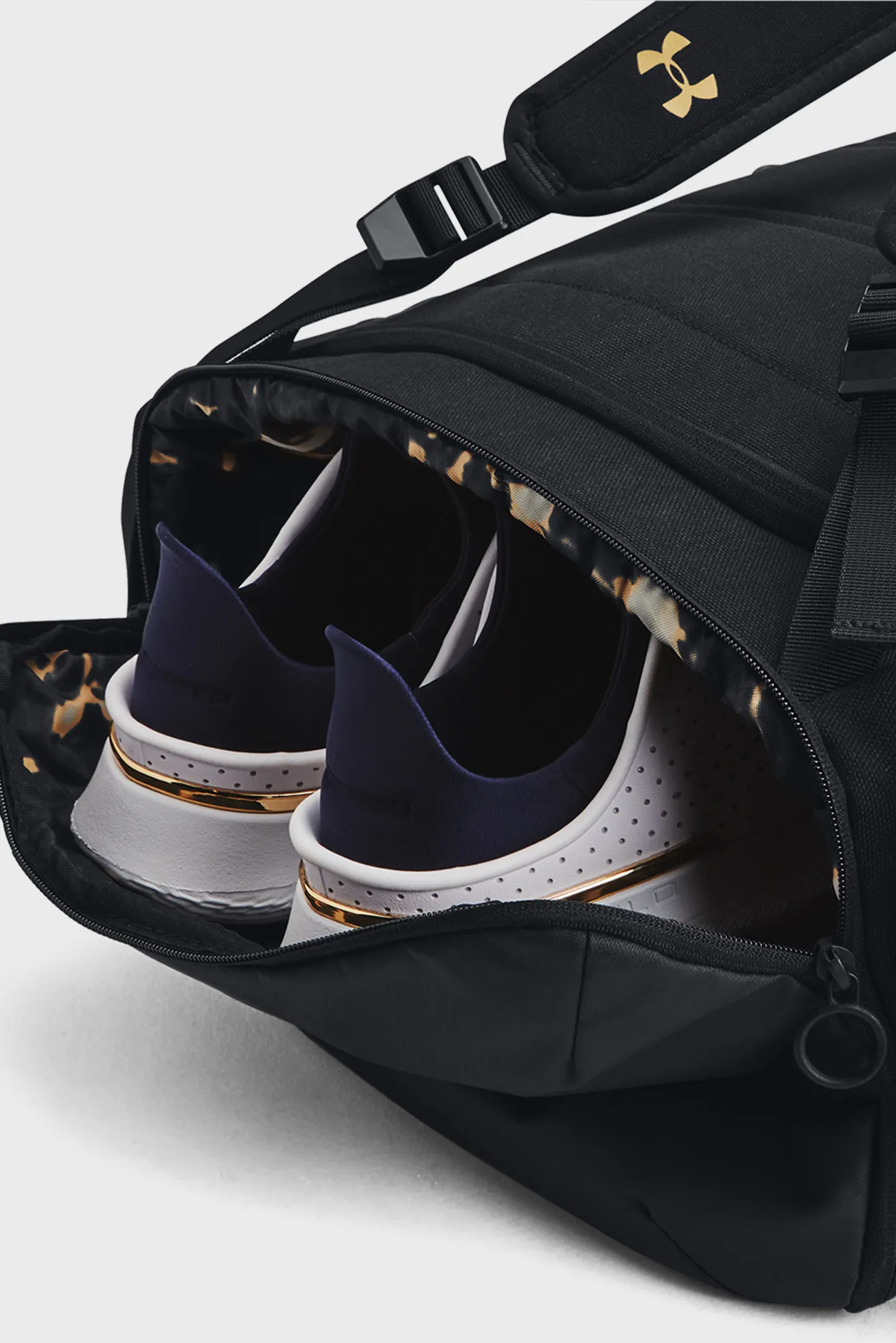 Черный рюкзак UA Project Rock Duffle BP Under Armour 1376459