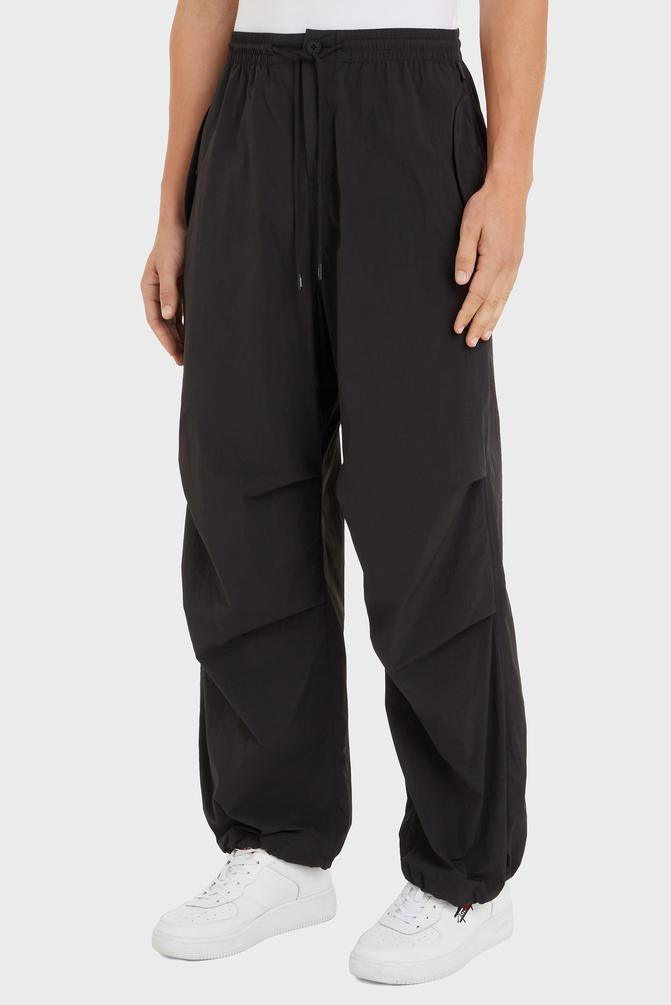 Мужские черные джоггеры TJM NYLON PARACHUTE Черный 36-32 Tommy Jeans DM0DM19498 Мужские черные джоггеры TJM NYLON PARACHUTE Черный 36-32 Tommy Jeans DM0DM19498