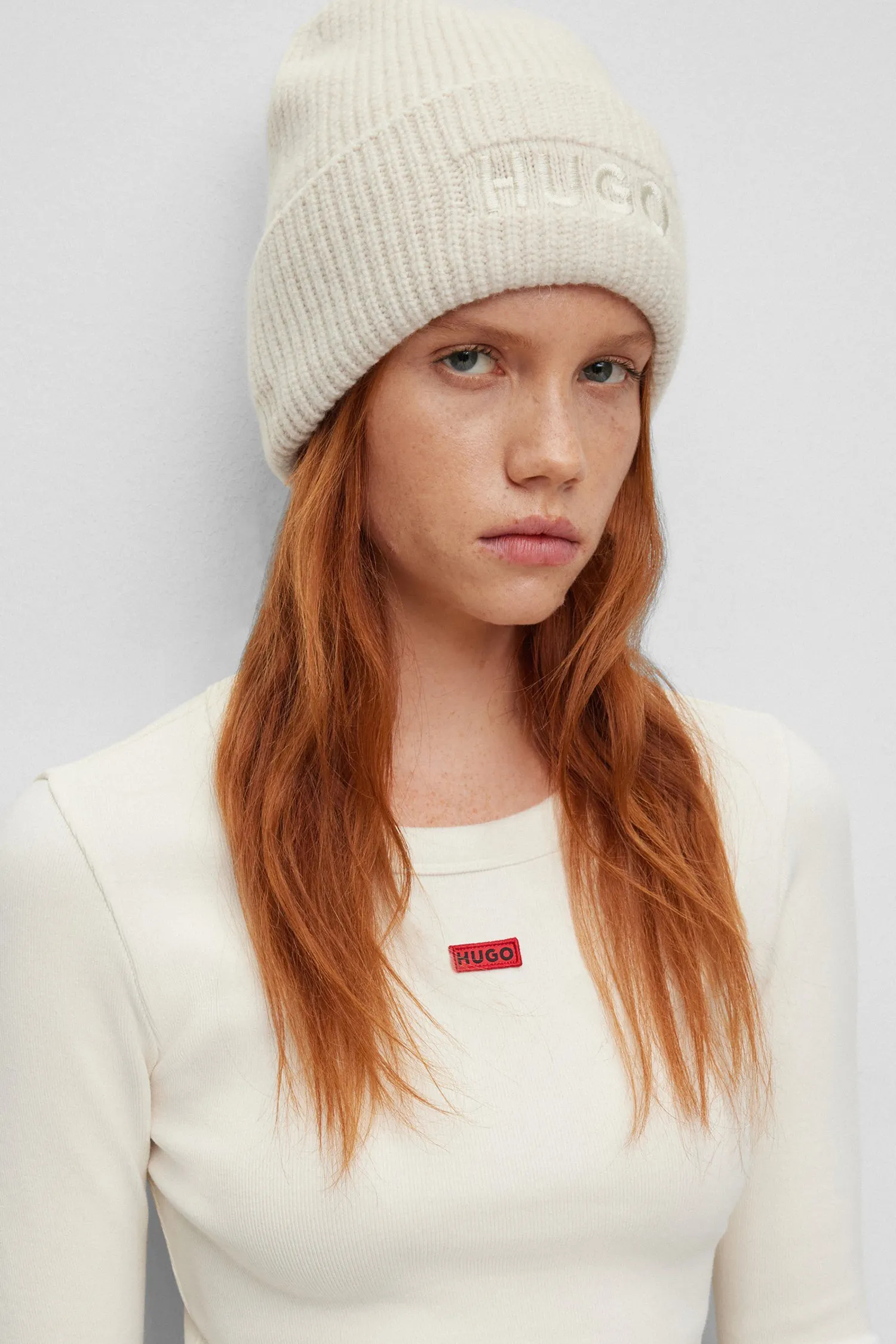 Жіноча біла шапка 4