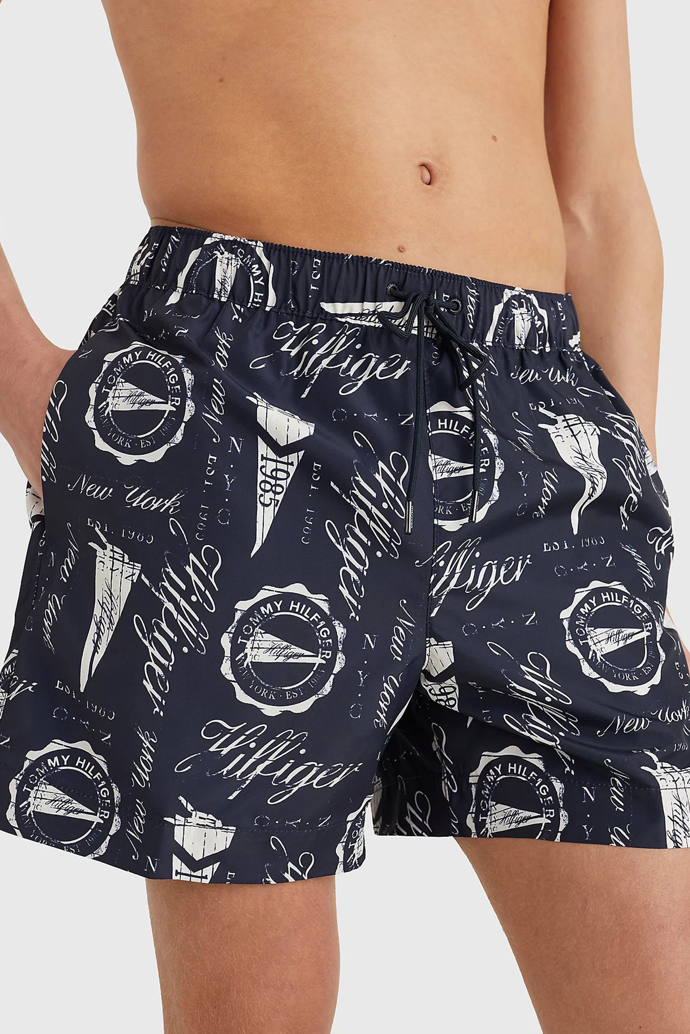 Мужские темно-синие плавательные шорты с узором MEDIUM DRAWSTRING PRINT Синий S Tommy Hilfiger UM0UM02827 Мужские темно-синие плавательные шорты с узором MEDIUM DRAWSTRING PRINT Синий S Tommy Hilfiger UM0UM02827