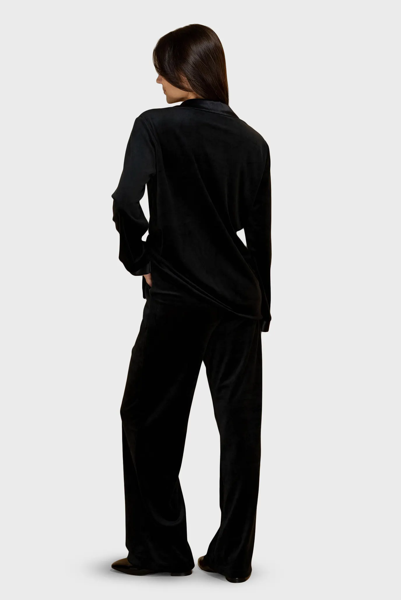 Жіночий чорний велюровий костюм (сорочка, брюки) 2