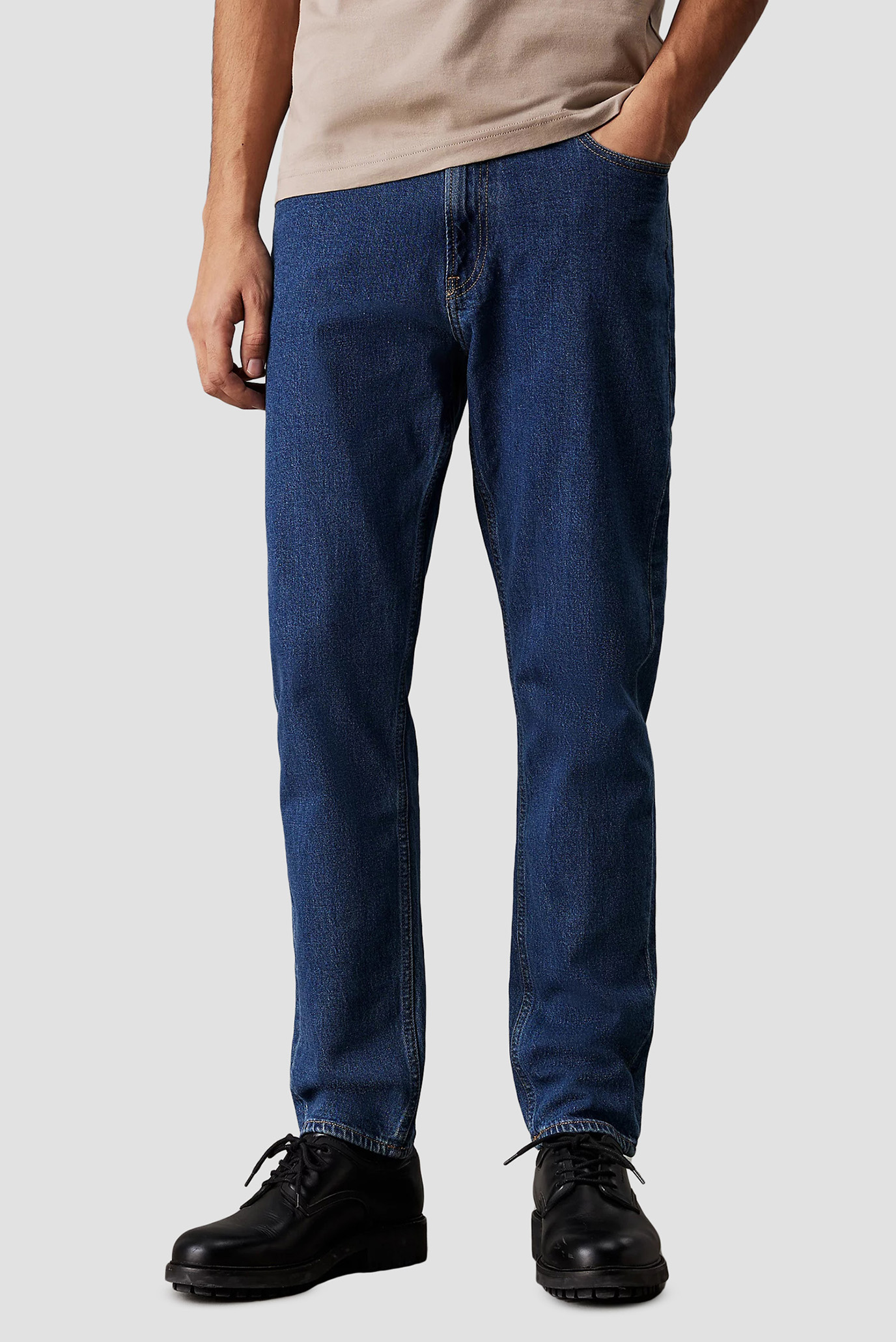 Мужские синие джинсы TAPERED FIT MID BLUE Синий 33-34 Calvin Klein K10K113641 Мужские синие джинсы TAPERED FIT MID BLUE Синий 33-34 Calvin Klein K10K113641