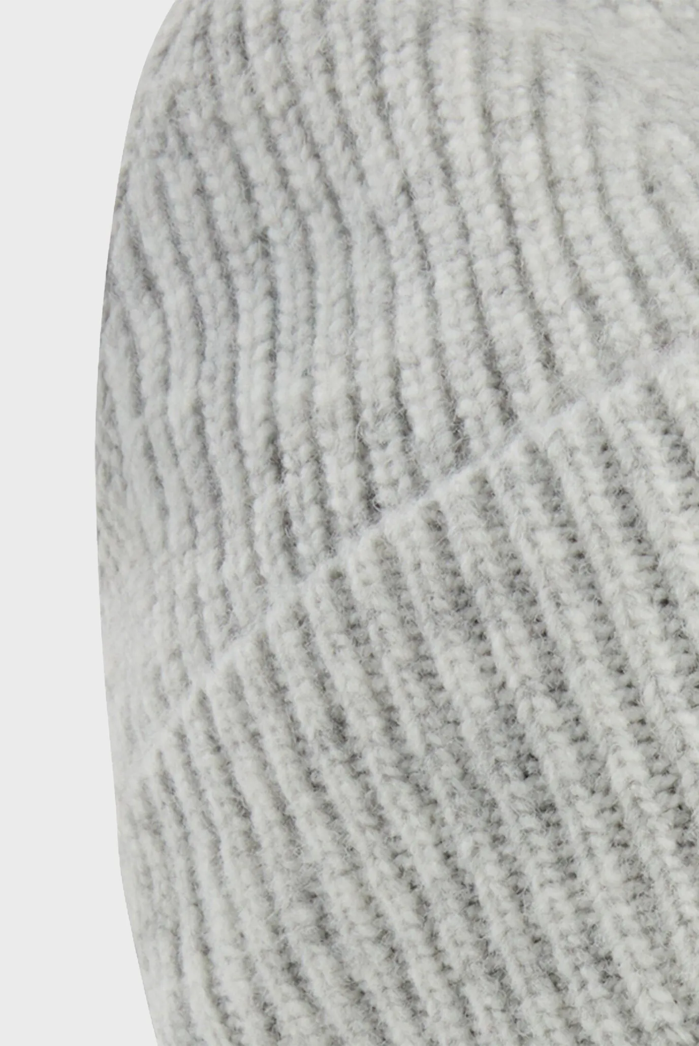 Женская светло-серая шапка 3