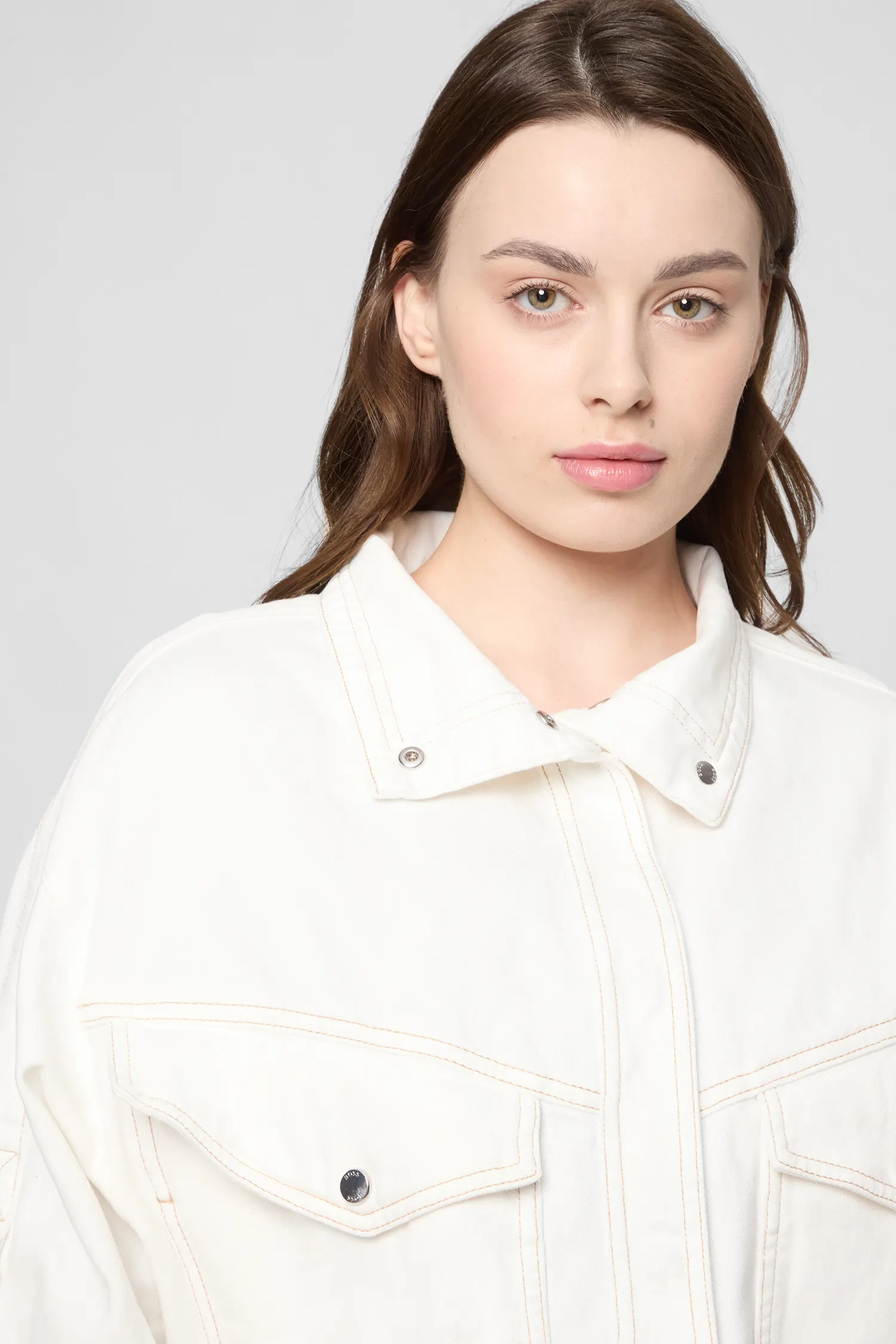 Жіноча біла джинсова куртка 4