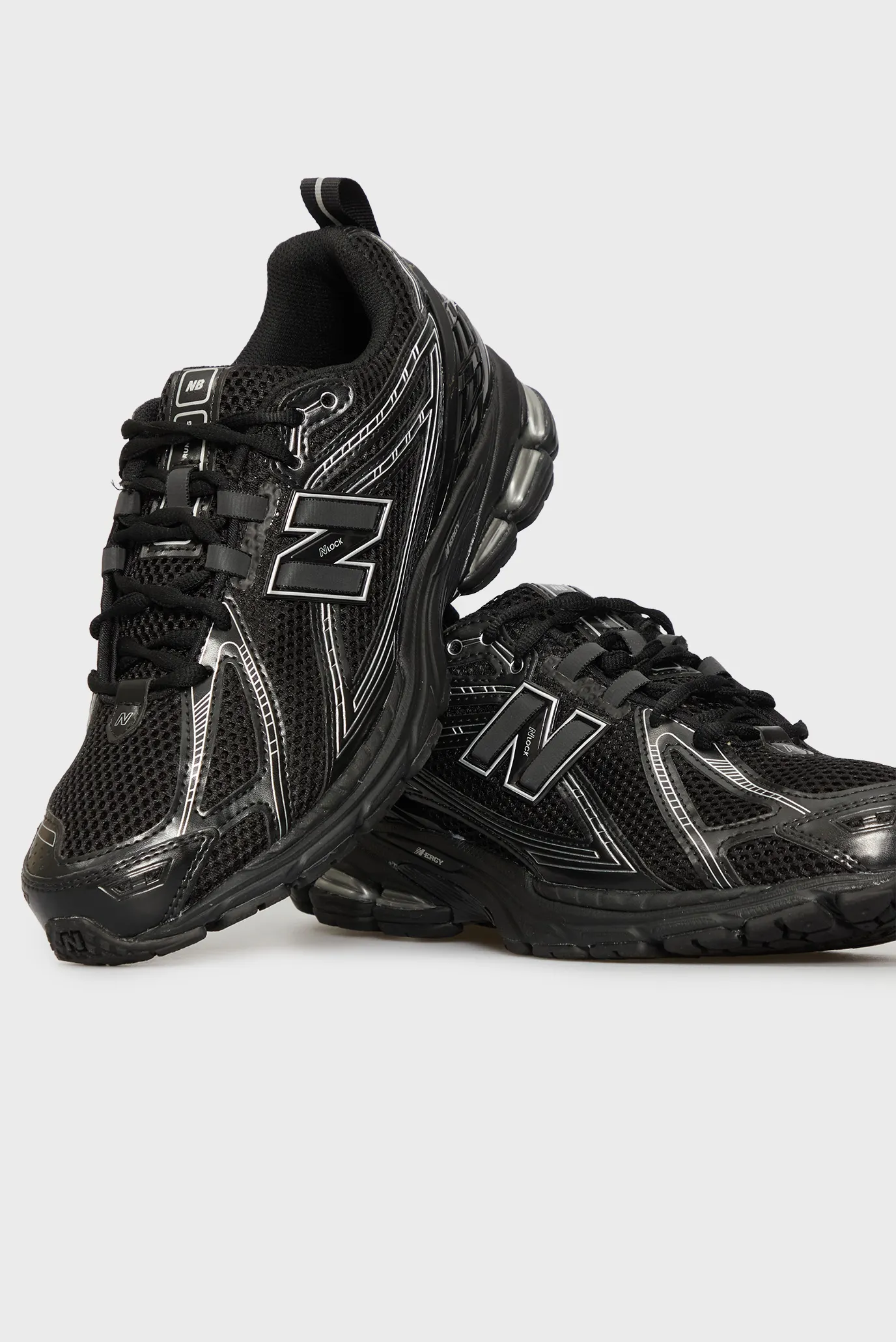 Чоловічі чорні кросівки 1906R 2