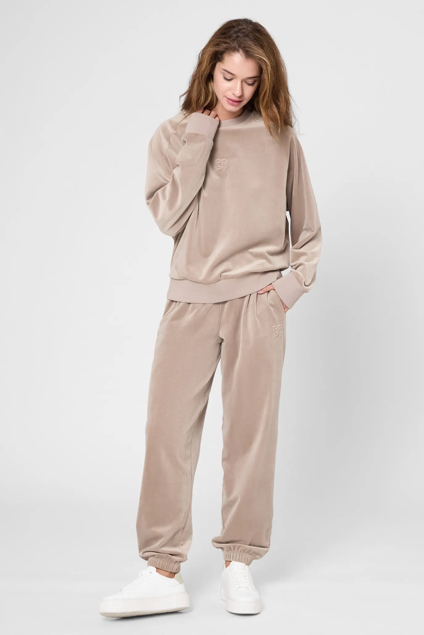 Жіночий бежевий велюровий світшот 2