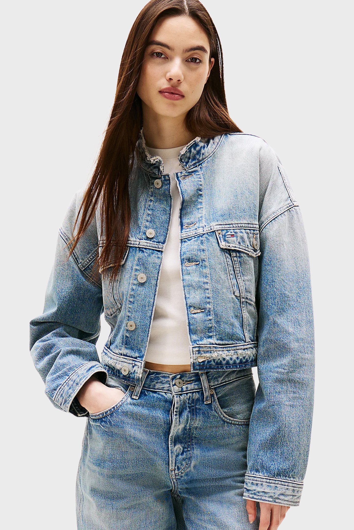 Женская голубая джинсовая куртка OVSZ CROP TRUCKER JACKET CI9014 Голубой M Tommy Jeans DW0DW21195 Женская голубая джинсовая куртка OVSZ CROP TRUCKER JACKET CI9014 Голубой M Tommy Jeans DW0DW21195