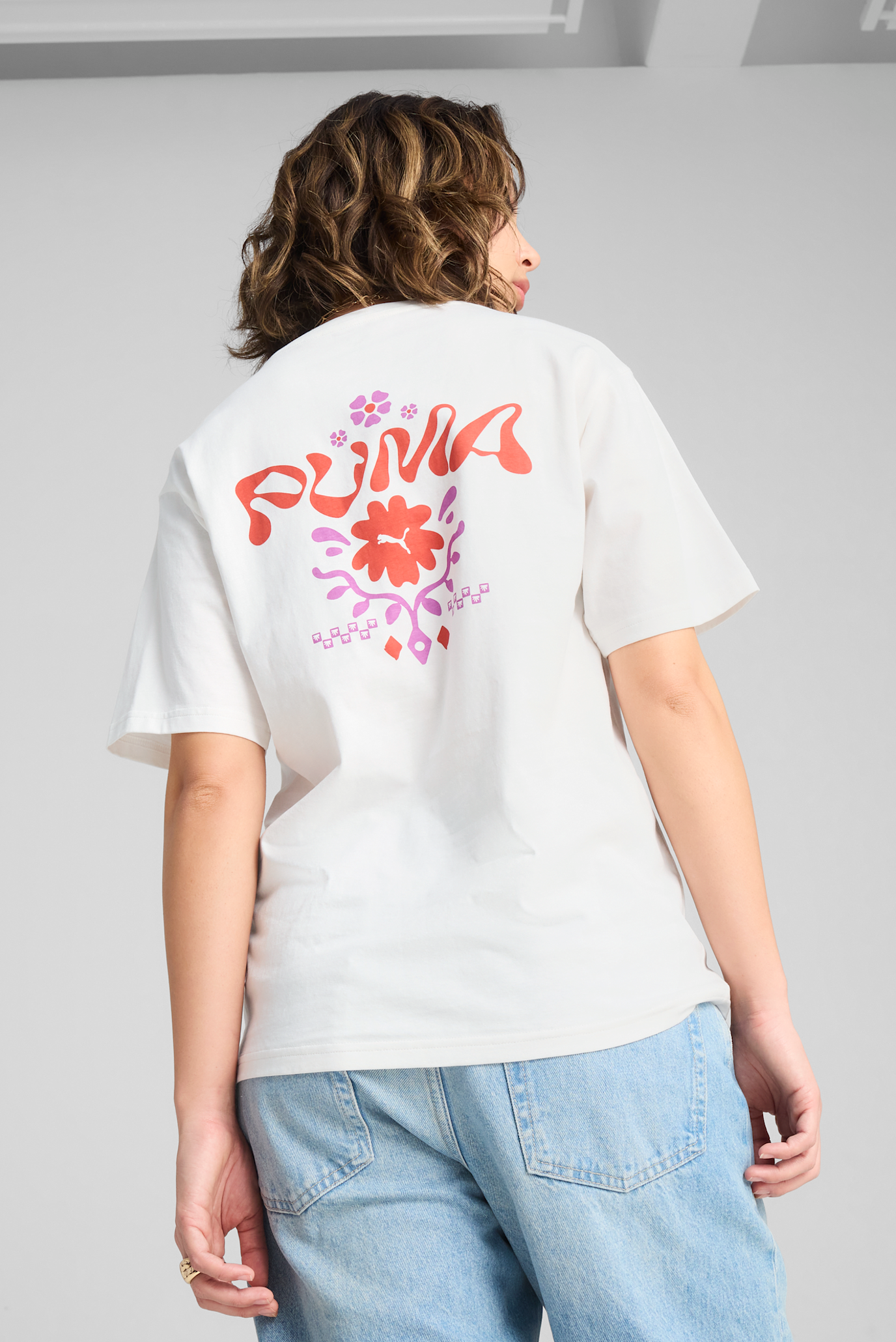 Женская белая футболка ESS FLORAL PACK Relaxed Graphic Tee Women 1